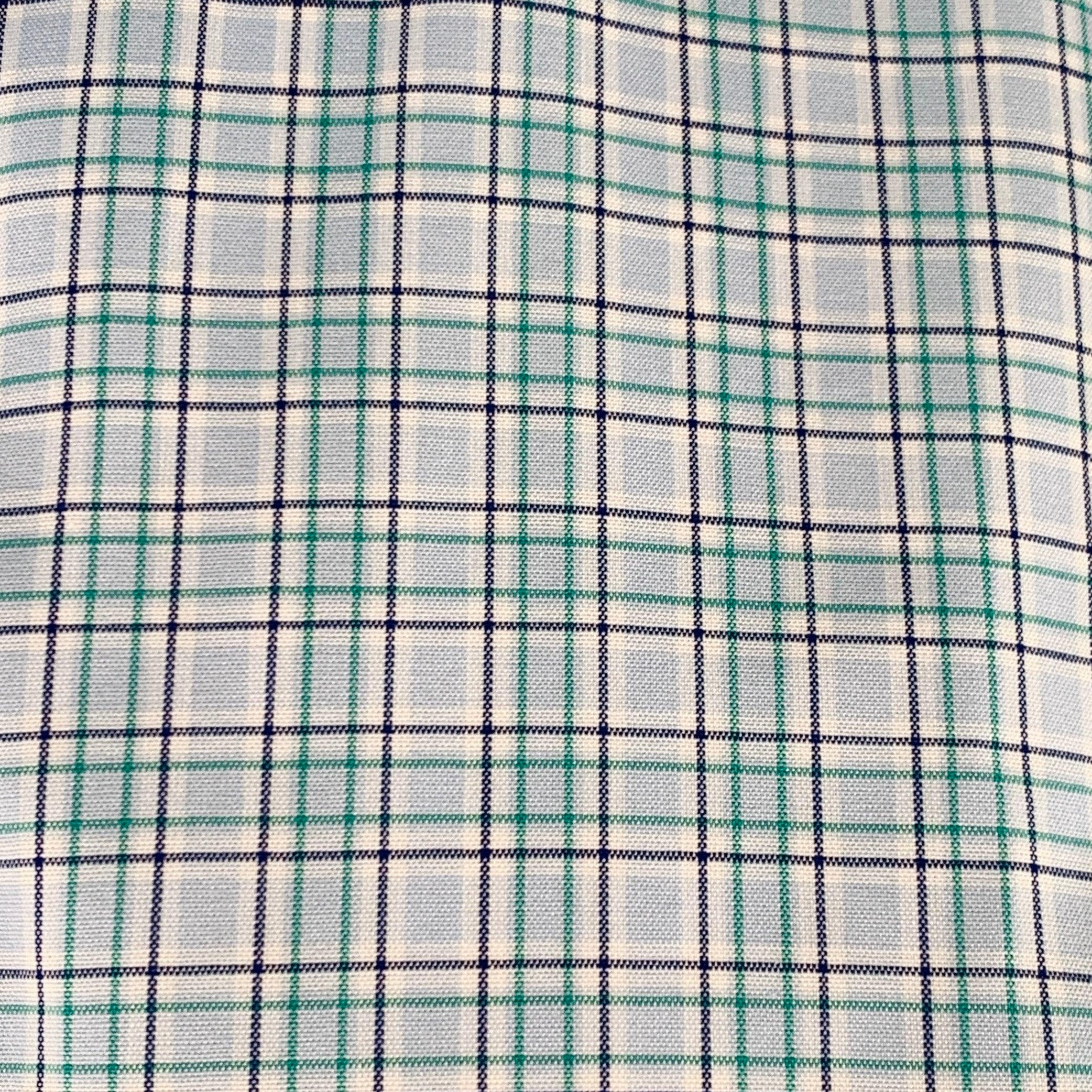 CHARVET Langarmhemd
aus blauem und grünem Baumwollgewebe mit Karomuster, geschwungenem Kragenausschnitt und Knopfverschluss. Made in France. sehr guter gebrauchter Zustand. Mäßiger Fleck am Saum. 

Markiert:   44.5/17.5 / L 

Abmessungen: 
