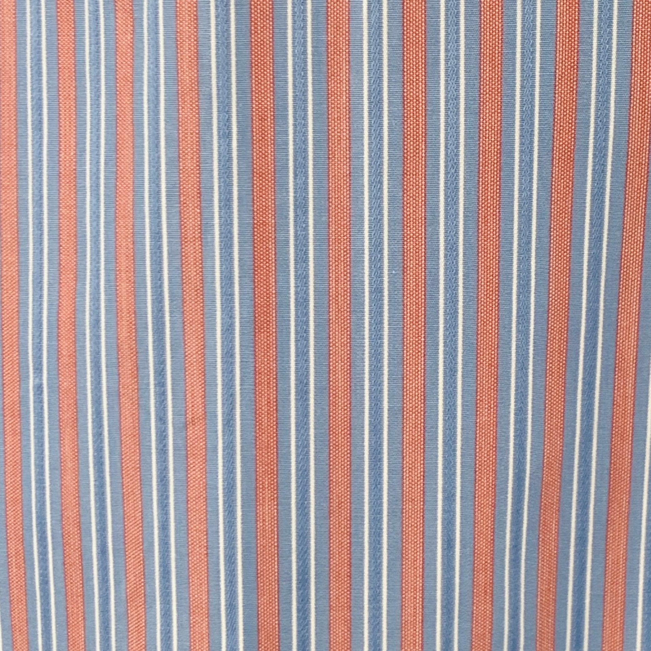 CHARVET Langarmhemd aus blauem und rosa Baumwollgewebe mit Streifenmuster,
 geschwungener Cutaway-Kragen und Knopfverschluss. Made in France. sehr guter gebrauchter Zustand. Kleines Ausfransen am Manschettenknopfloch. 

Markiert:   42/16.5
