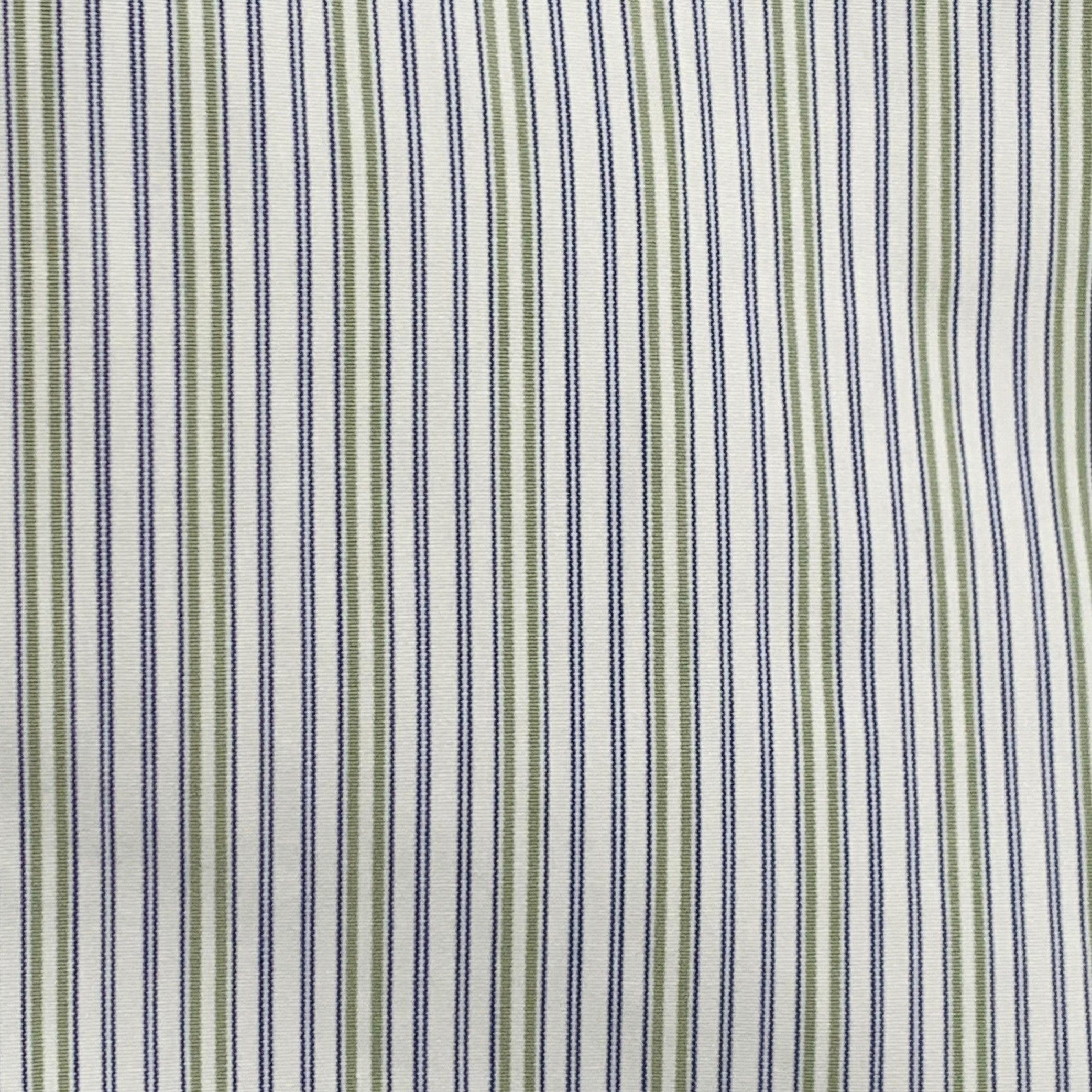 Chemise à manches longues CHARVET en coton tissé blanc, bleu marine et vert, avec un motif à rayures, un col coupé incurvé et une fermeture à boutons. Fabriqué en France. Très bon état. Léger effilochage sur une boutonnière de manchette. 

Marqué : 