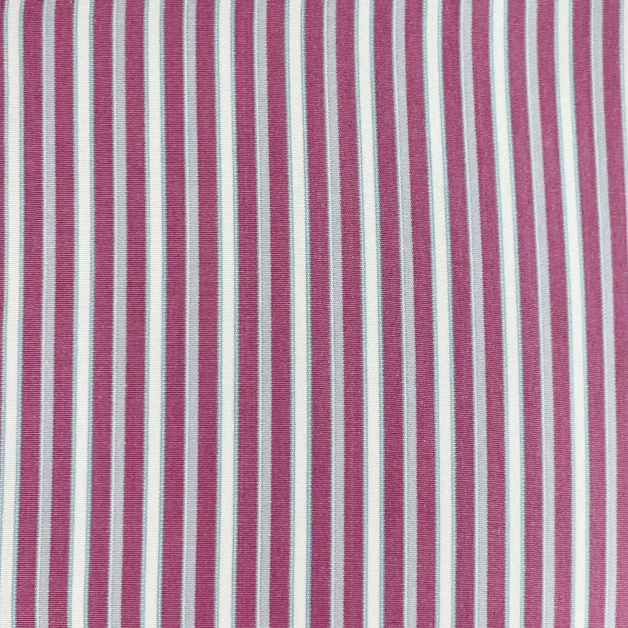 CHARVET Langarmhemd aus weißem und lilafarbenem Baumwollgewebe mit Streifenmuster, geschwungenem Kragenausschnitt und Knopfverschluss. Made in France Ausgezeichneter gebrauchter Zustand. 

Markiert:   41/M 

Abmessungen: 
 
Schultern: 17 Zoll