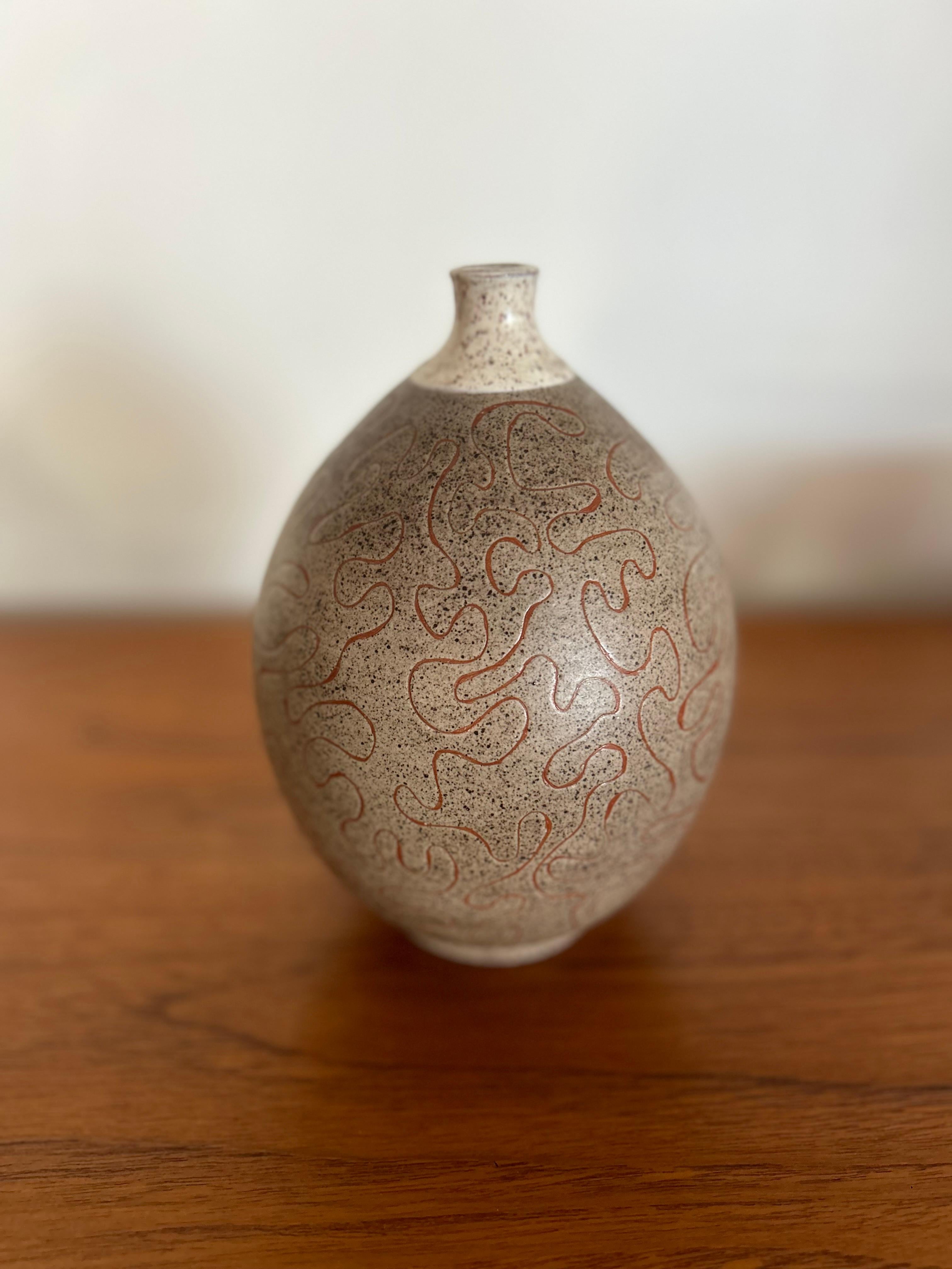 Vaso in ceramica Chas Kipp con motivi a scraffito. Questo esempio è stato creato nel 1966. Kipp era uno studente di Cranbrook che ha lavorato con molti importanti artisti della ceramica del XX secolo.
