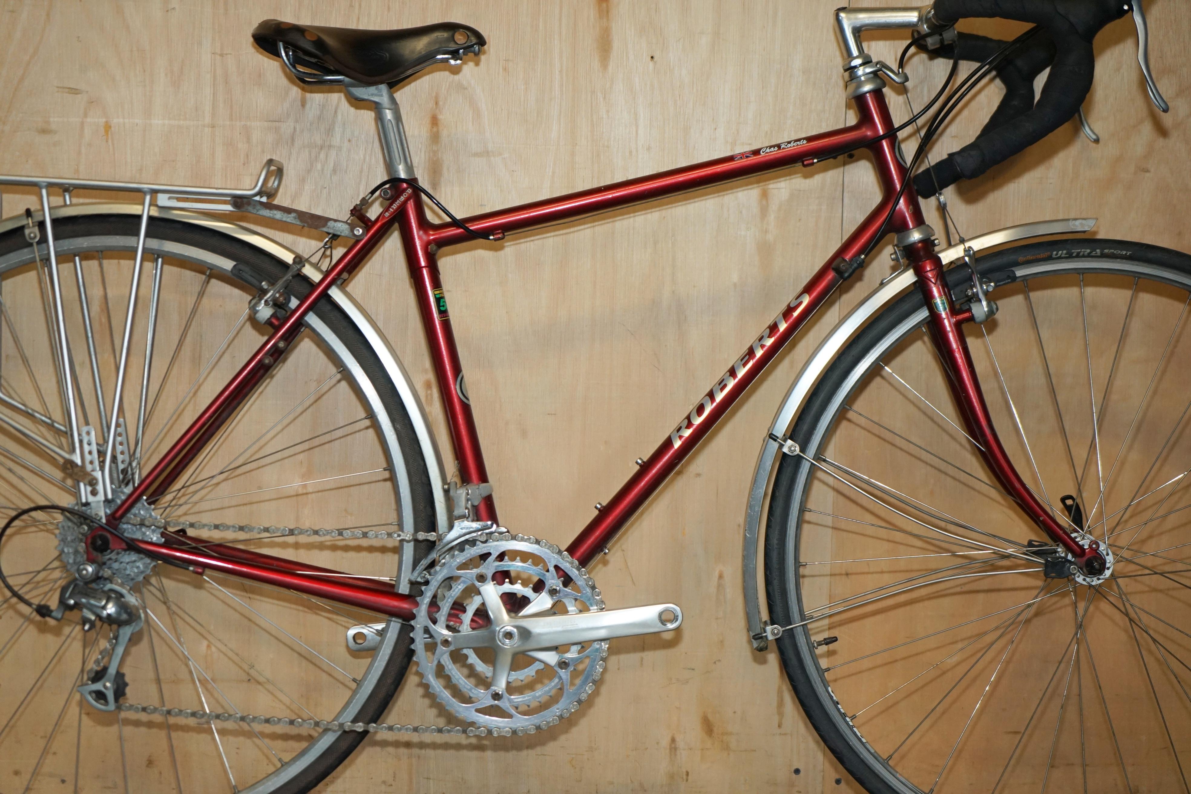 Royal House Antiques

Royal House Antiques a le plaisir d'offrir à la vente ce vélo de route de collection Chas Roberts Reynolds 531 avec cadre en acier, équipé d'une selle Brooks Professional S RRP £139. 

HISTOIRE

Je vends toute ma collection de