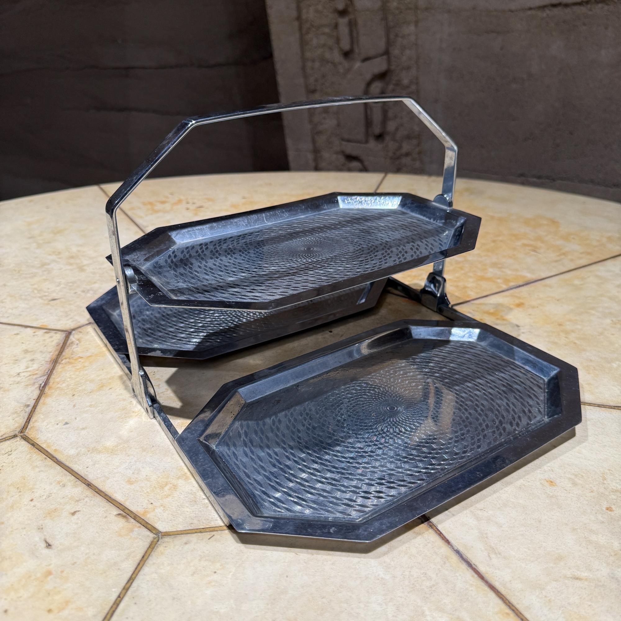 The Art of Chase Chrome Triple Tier Folding Snack Tray Cake Stand État moyen - En vente à Chula Vista, CA