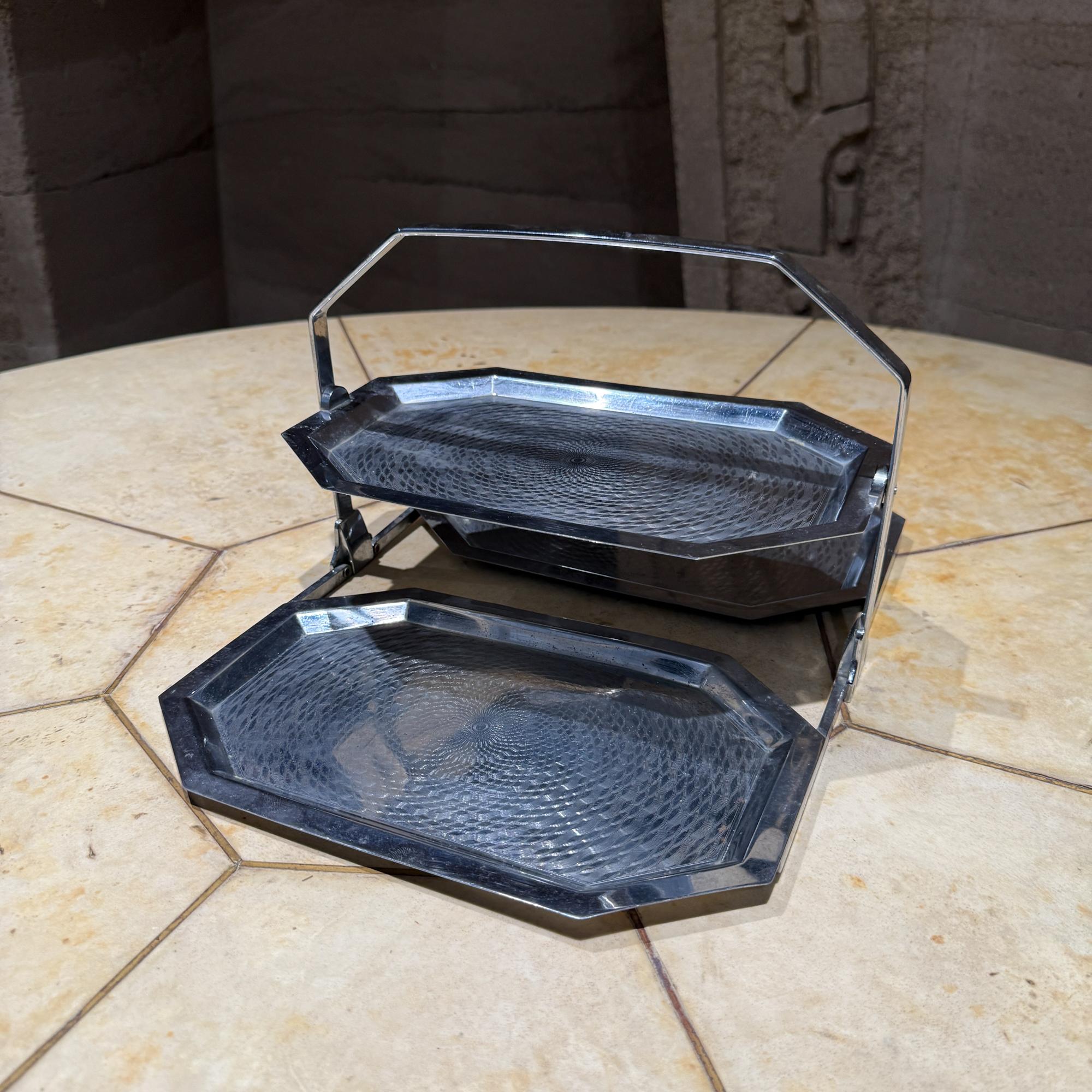 Milieu du XXe siècle The Art of Chase Chrome Triple Tier Folding Snack Tray Cake Stand en vente