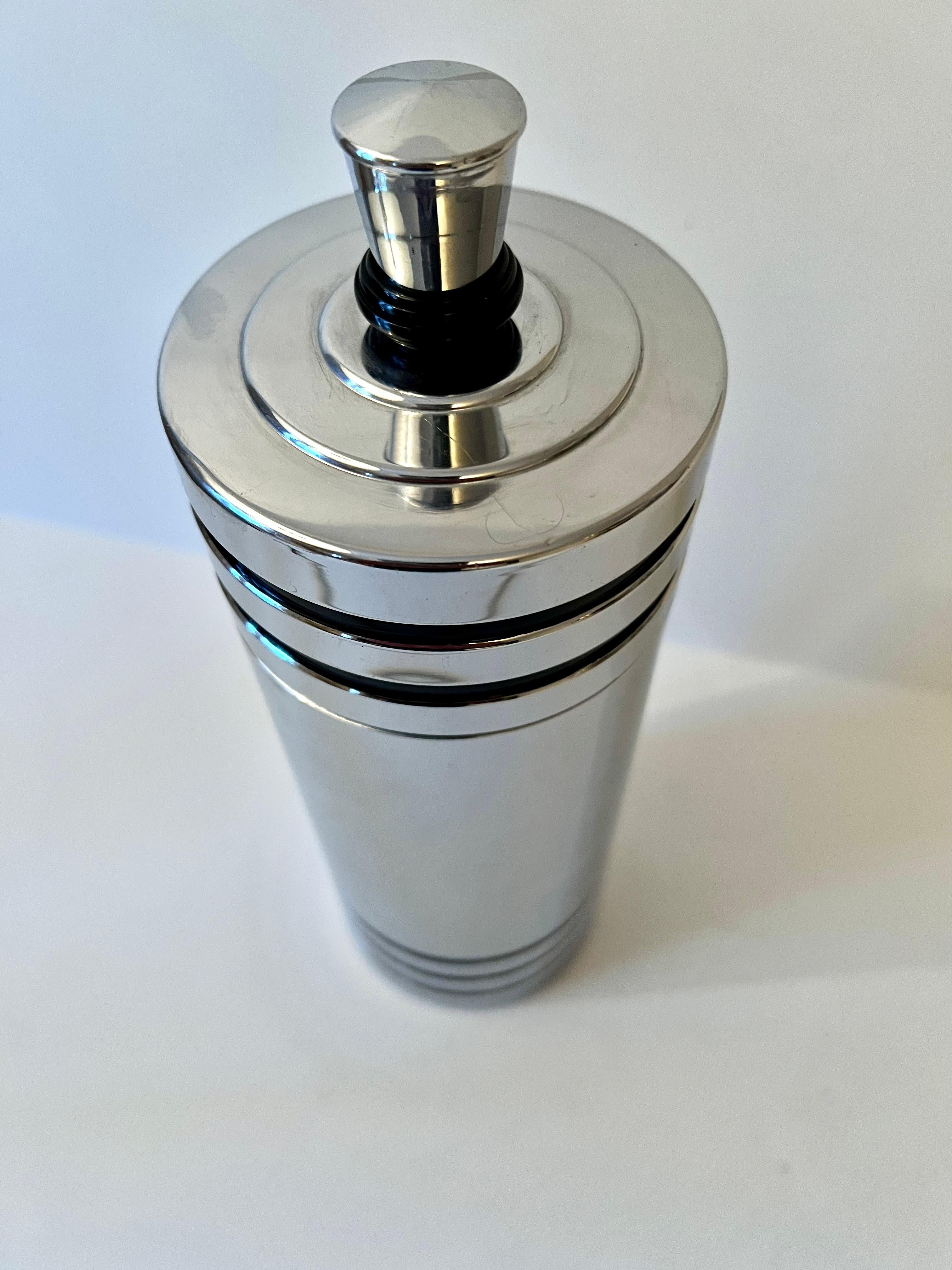 Chase Cocktail Shaker with Black Band Details In Good Condition In Los Angeles, CA