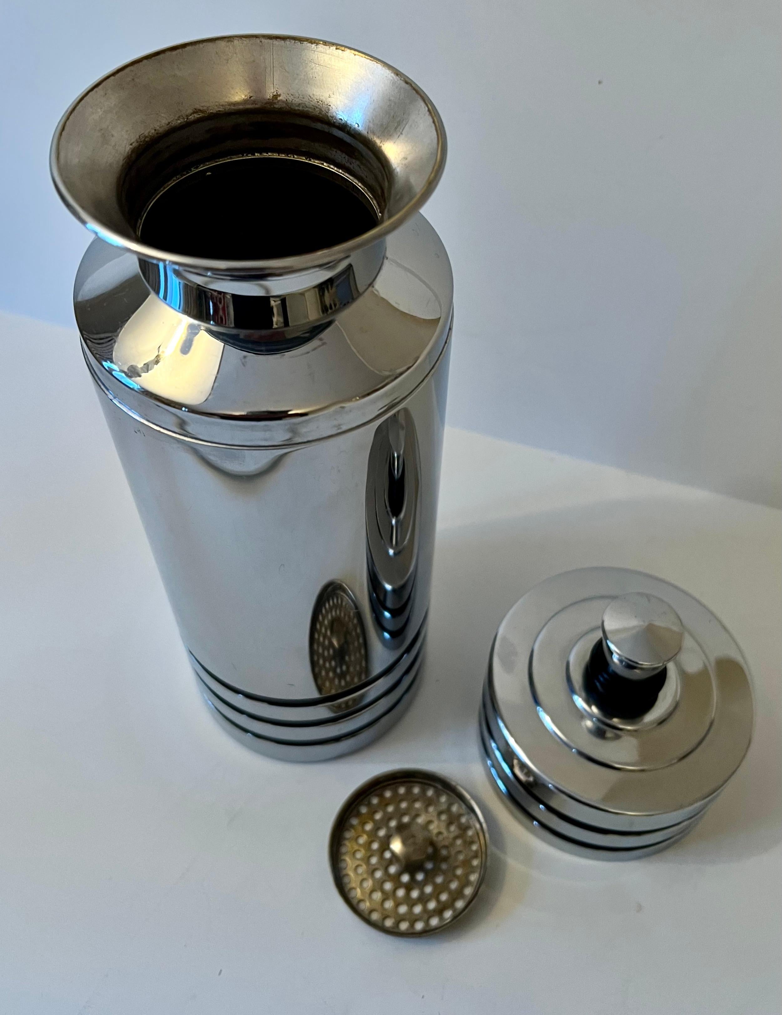 Chase Cocktail Shaker with Black Band Details 1