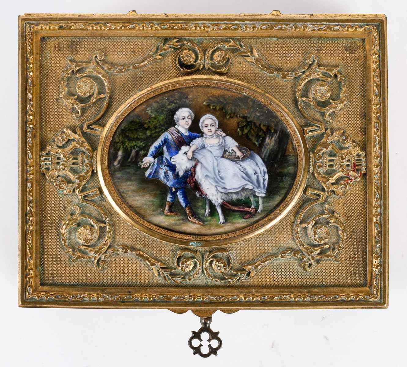 Schachtel aus ziselierter und vergoldeter Bronze, Napoleon III.-Periode. (Französisch) im Angebot