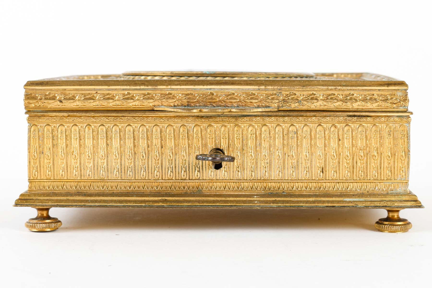 Schachtel aus ziselierter und vergoldeter Bronze, Napoleon III.-Periode. im Zustand „Gut“ im Angebot in Saint-Ouen, FR