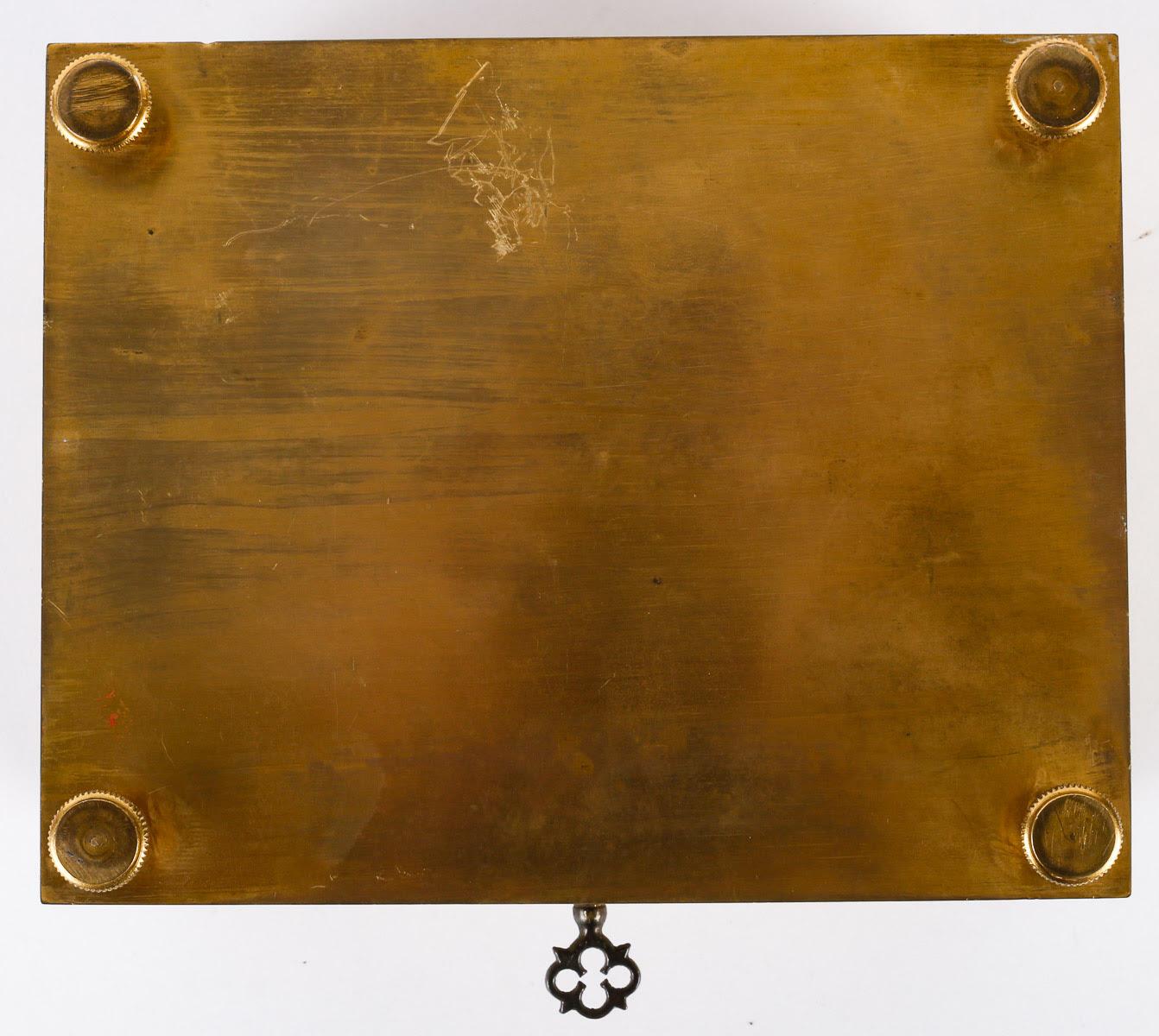 Schachtel aus ziselierter und vergoldeter Bronze, Napoleon III.-Periode. (19. Jahrhundert) im Angebot