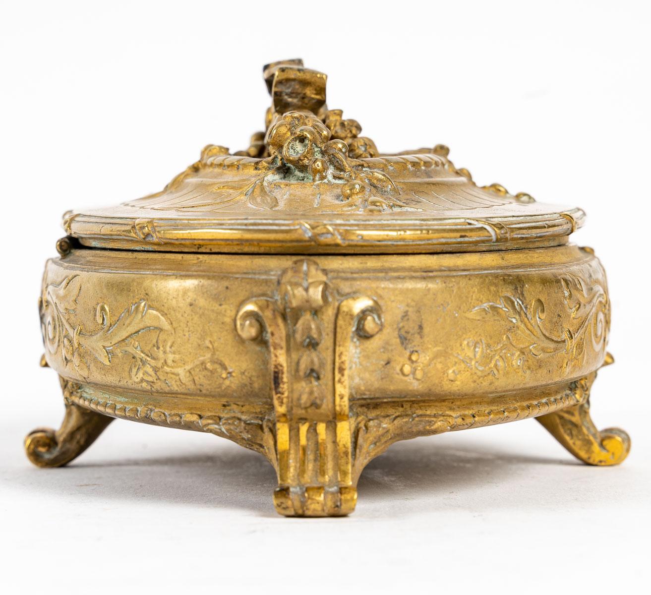 Boîte à bijoux en bronze ciselé, 19e siècle
Boîte à bijoux en bronze ciselé, intérieur en soie rouge, époque Napoléon III, XIXe siècle
Mesures : H : 7 cm, L : 16 cm, P : 10 cm.