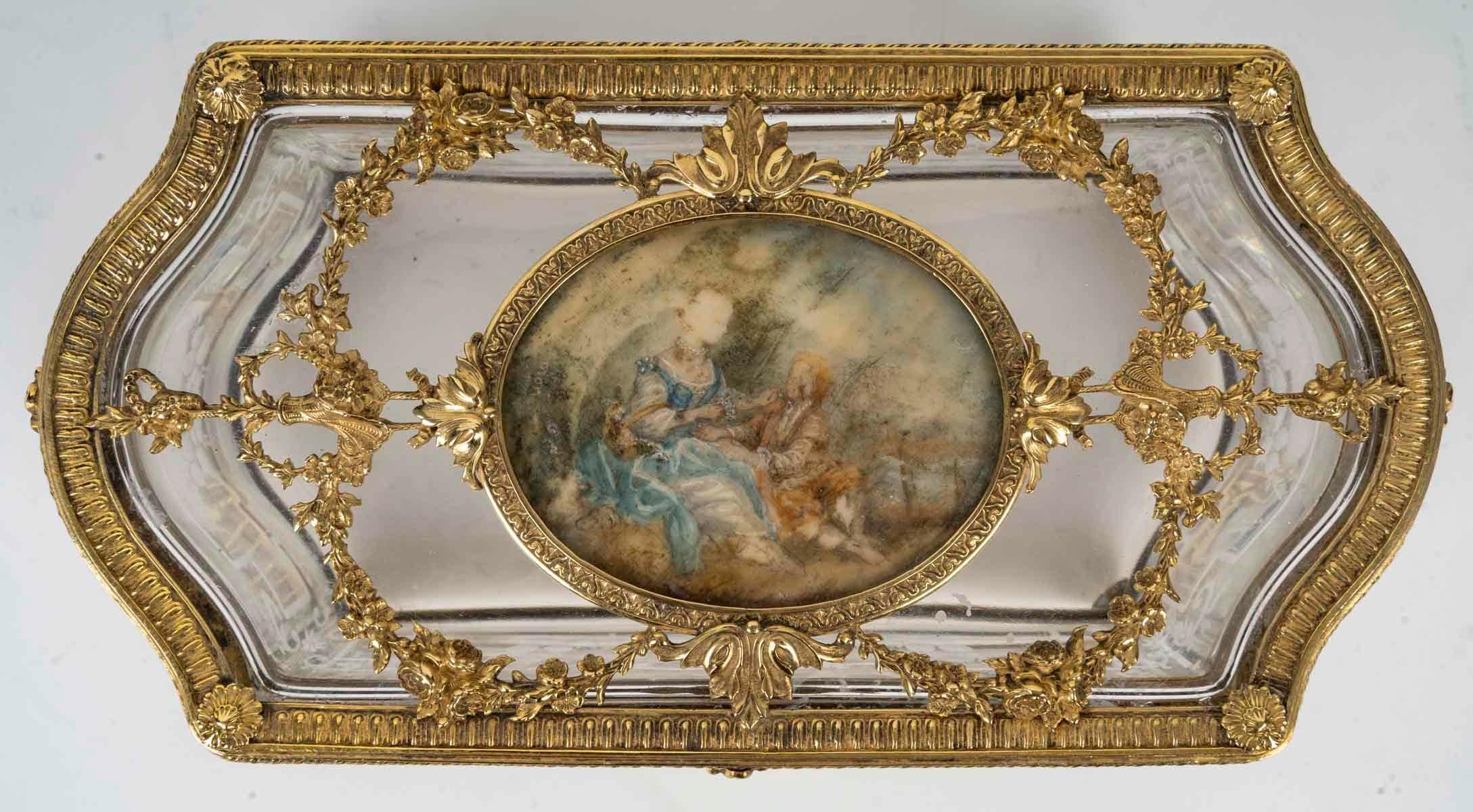 Boîte en cristal ciselé et bronze doré, XIXe siècle, époque Napoléon III.

Boîte en cristal ciselé et en bronze doré d'époque Napoléon III du XIXe siècle, avec un médaillon peint.
H : 11.5cm, L : 21.5cm, P : 11.5cm