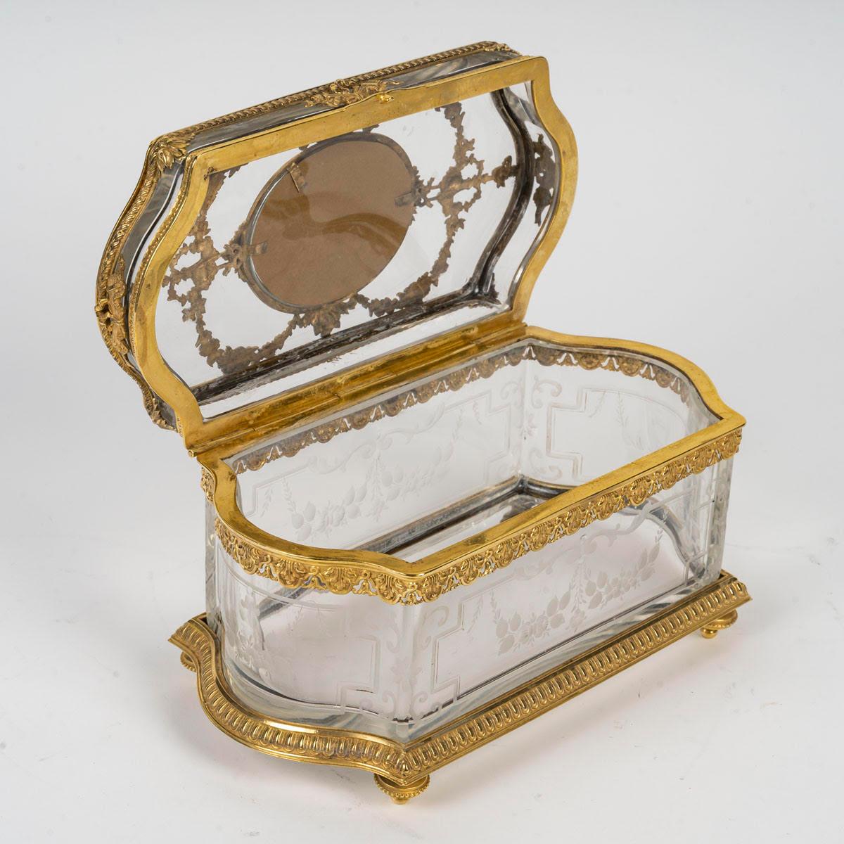Doré Boîte en cristal ciselé et bronze doré, XIXe siècle, période Napoléon III. en vente