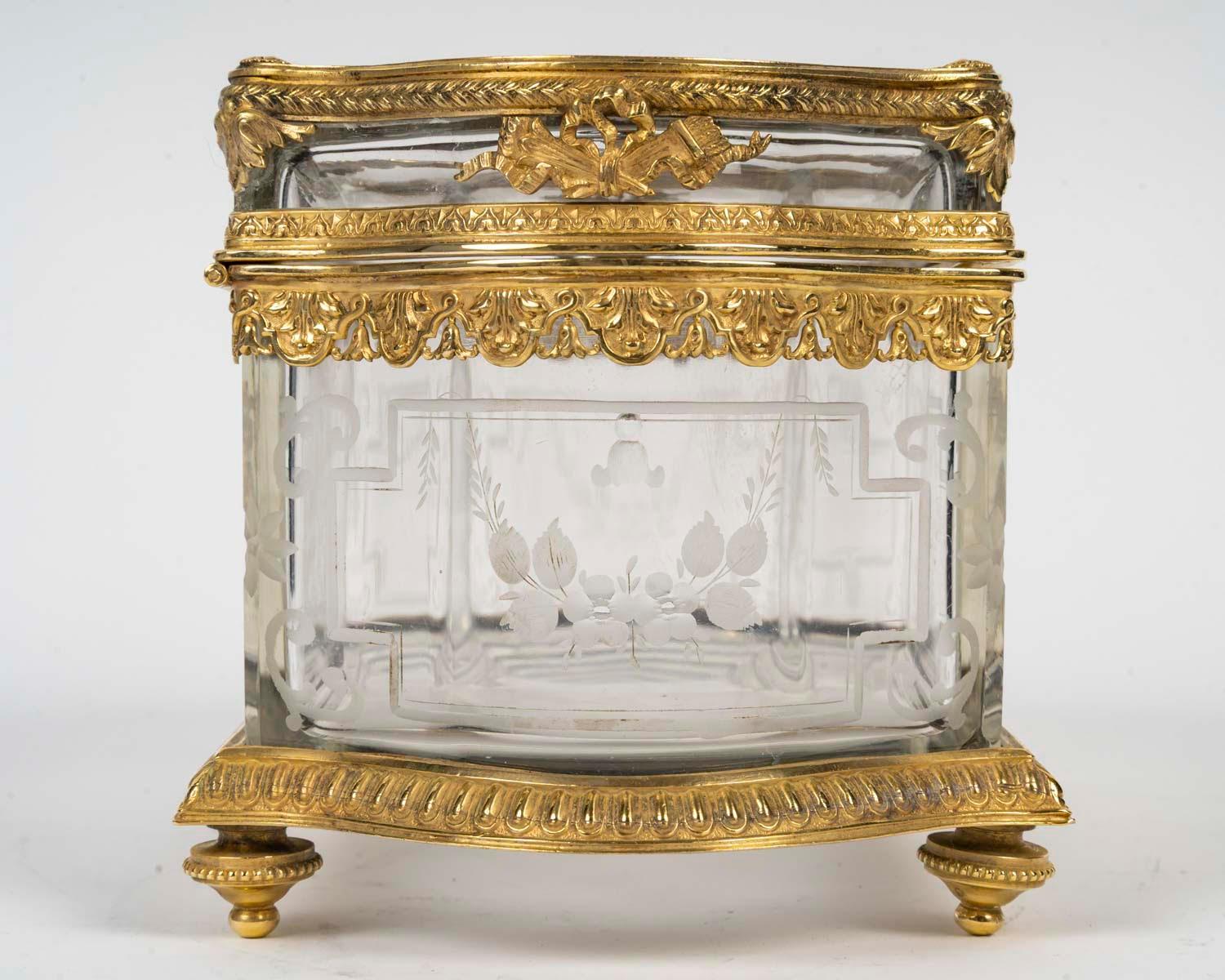 Boîte en cristal ciselé et bronze doré, XIXe siècle, période Napoléon III. Bon état - En vente à Saint-Ouen, FR