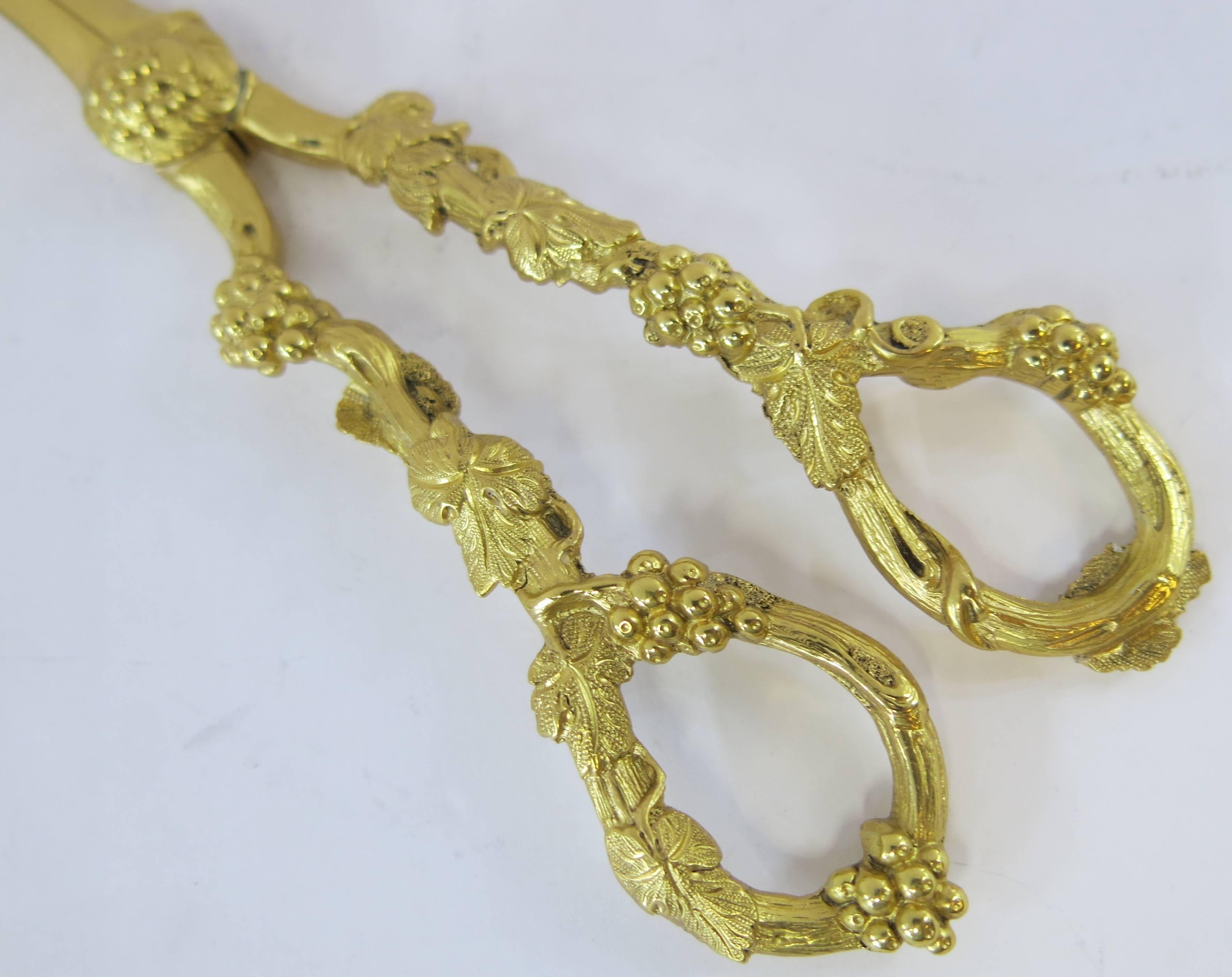 Chased grape and vine, Victorian, sterling silver gilt, grape shears made by Mappin & Webb, dated 1892. 6.75