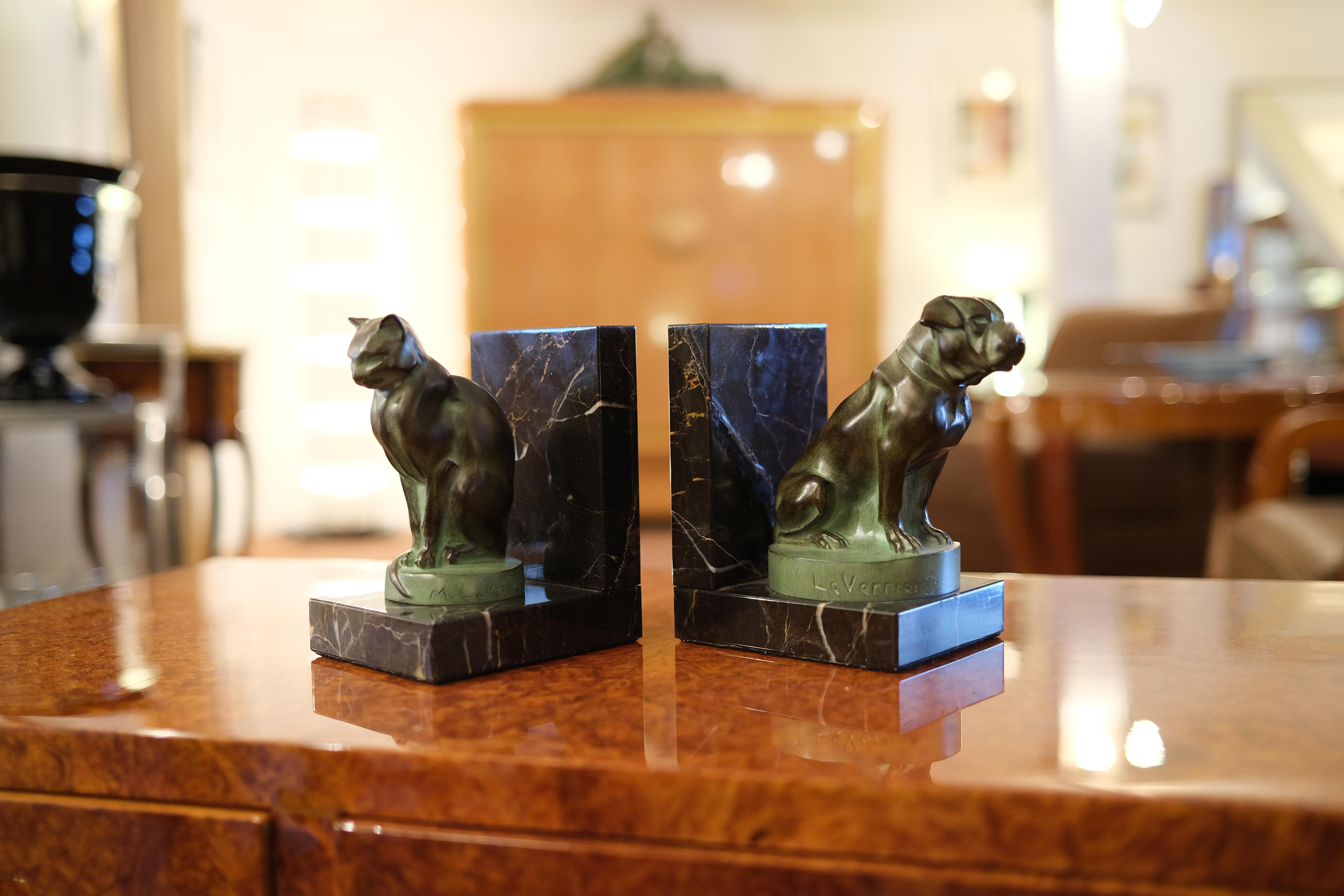 “Chat et Dogue” (French: cat and dog)
Original “Max Le Verrier”, signed
Art Deco style, France

Sculpture made in “Régule” (spelter)
Green patina - Handwork, patina could be different
Socle in black marble (could have a different marbleization