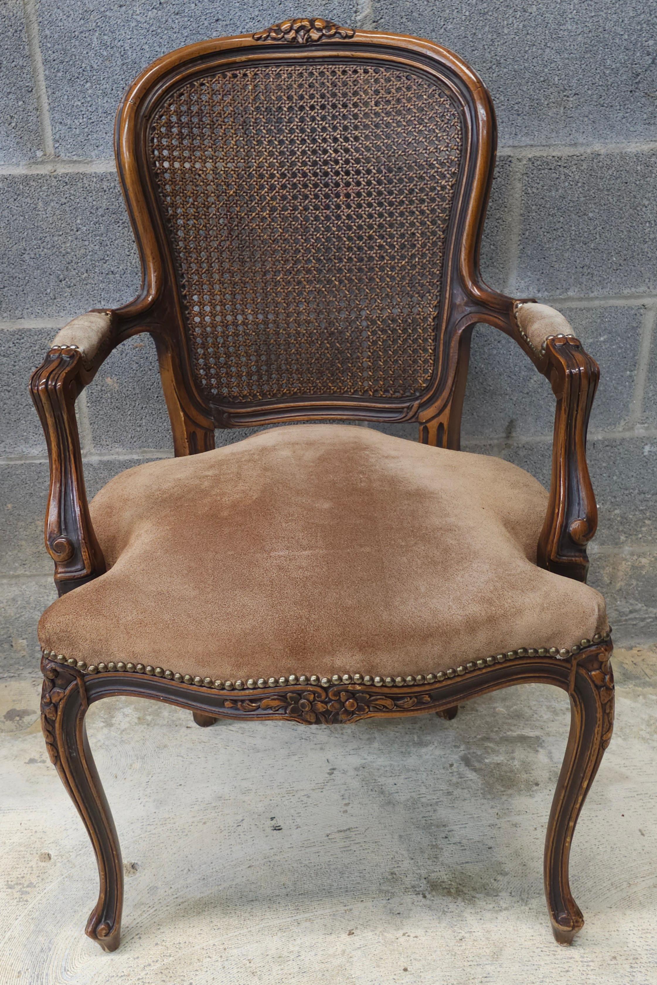 Meubles italiens Chateaux d'Ax  Fauteuil de style Louis XV en noyer, dossier en canne et cuir de daim en très bon état. Cuir suédé souple et propre.
Mesure 22,5