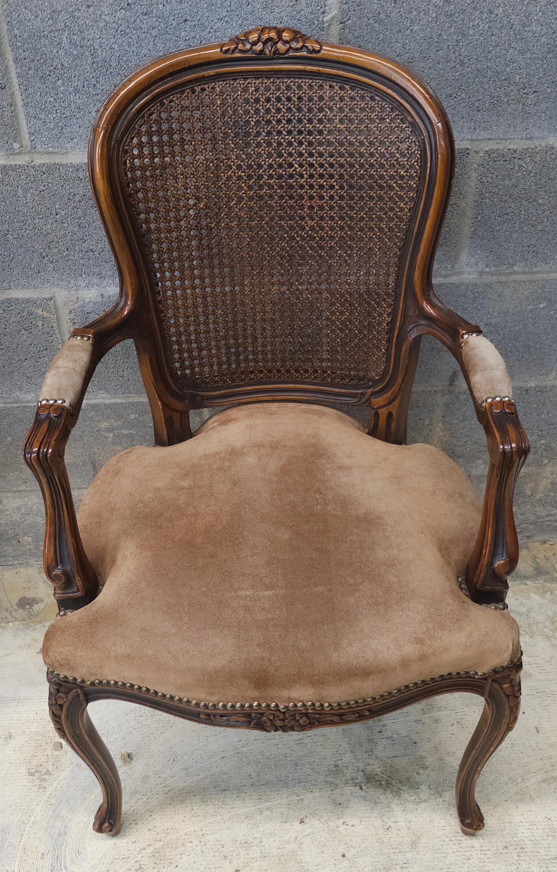 Autre Chateau d'Ax Style Louis XV Fauteuil en noyer, dossier en canne et cuir de daim en vente