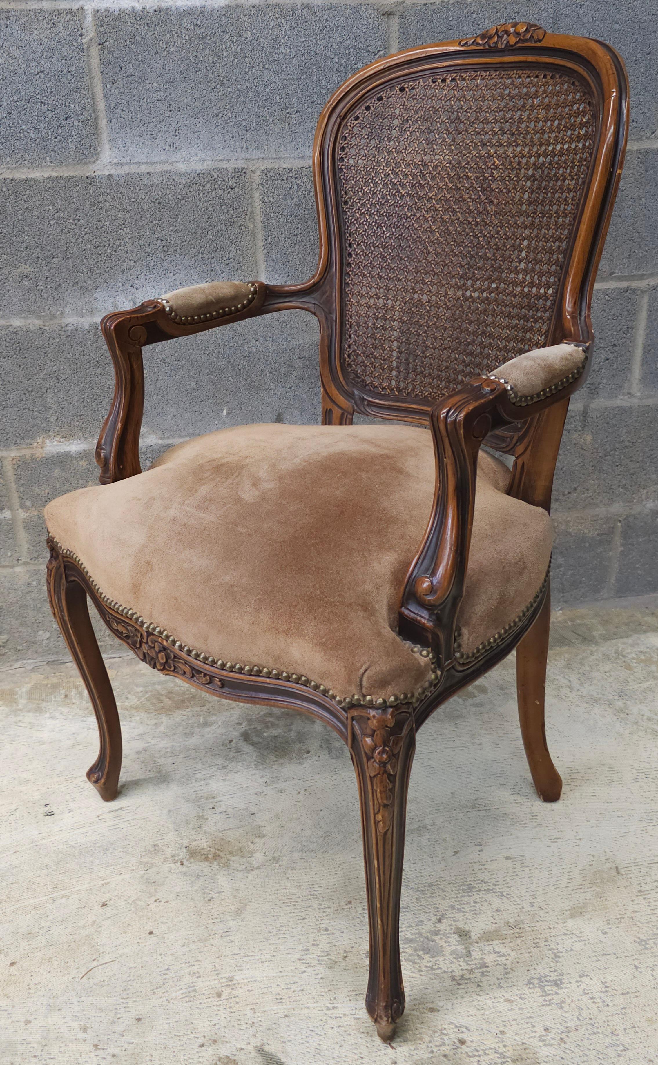 italien Chateau d'Ax Style Louis XV Fauteuil en noyer, dossier en canne et cuir de daim en vente