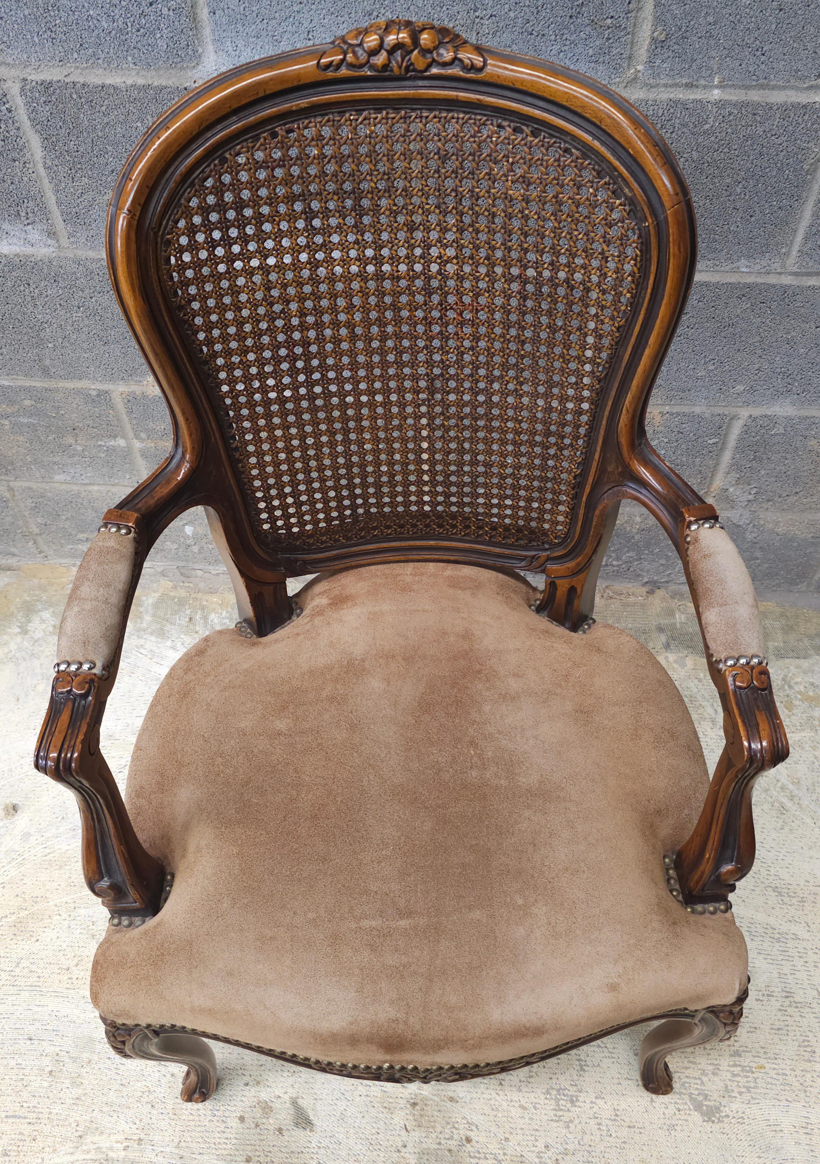 Autre Chateau d'Ax Style Louis XV Fauteuil en noyer, dossier en canne et cuir de daim en vente