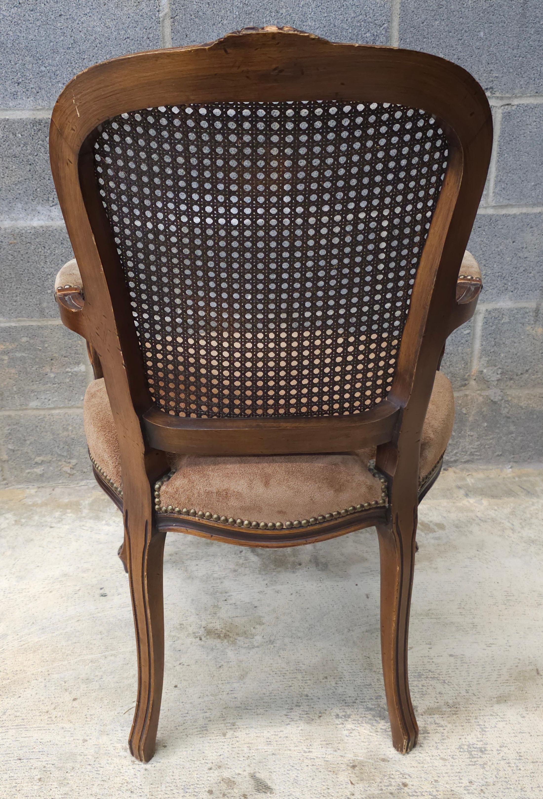 20ième siècle Chateau d'Ax Style Louis XV Fauteuil en noyer, dossier en canne et cuir de daim en vente