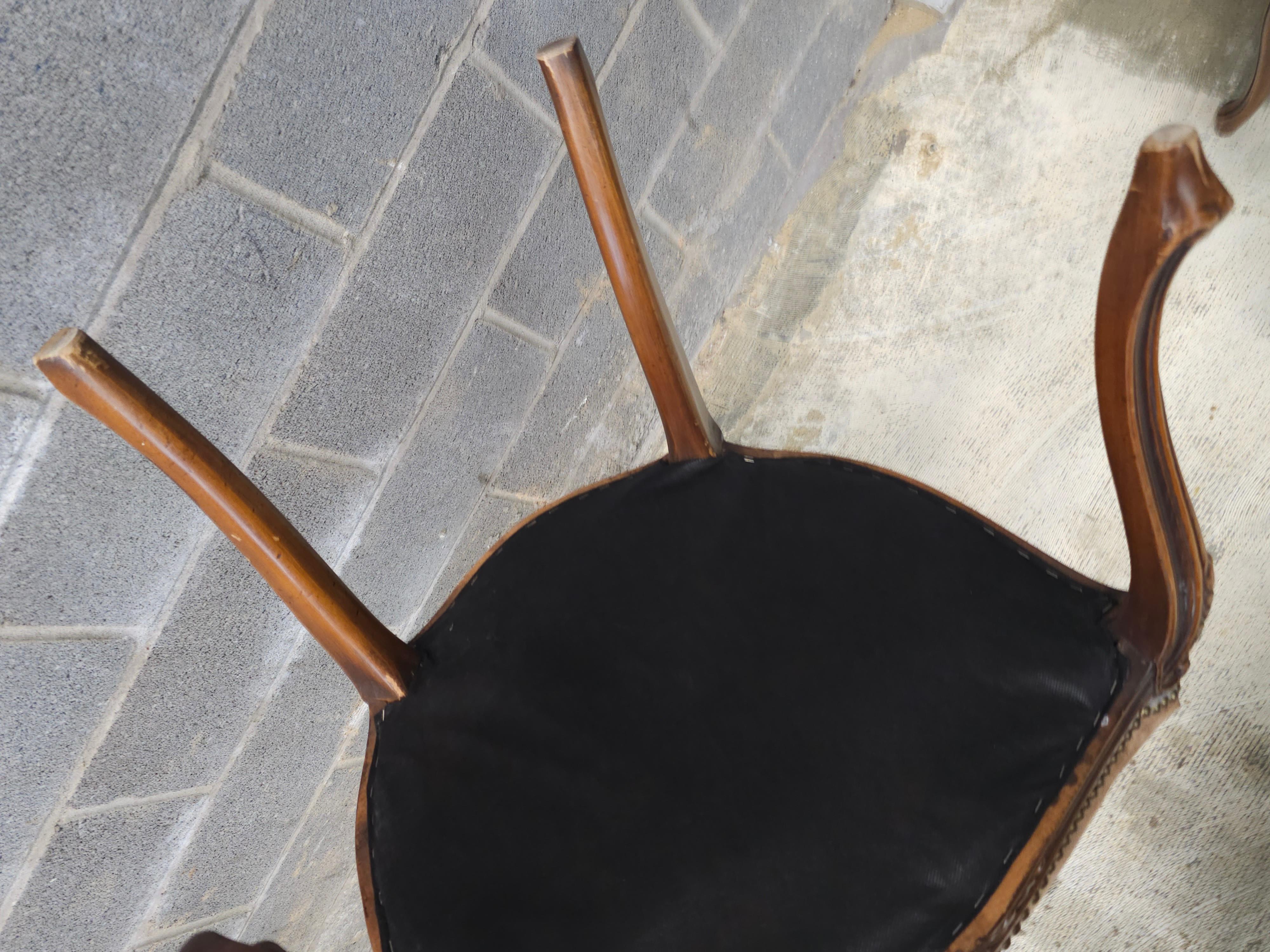 Cuir Chateau d'Ax Style Louis XV Fauteuil en noyer, dossier en canne et cuir de daim en vente