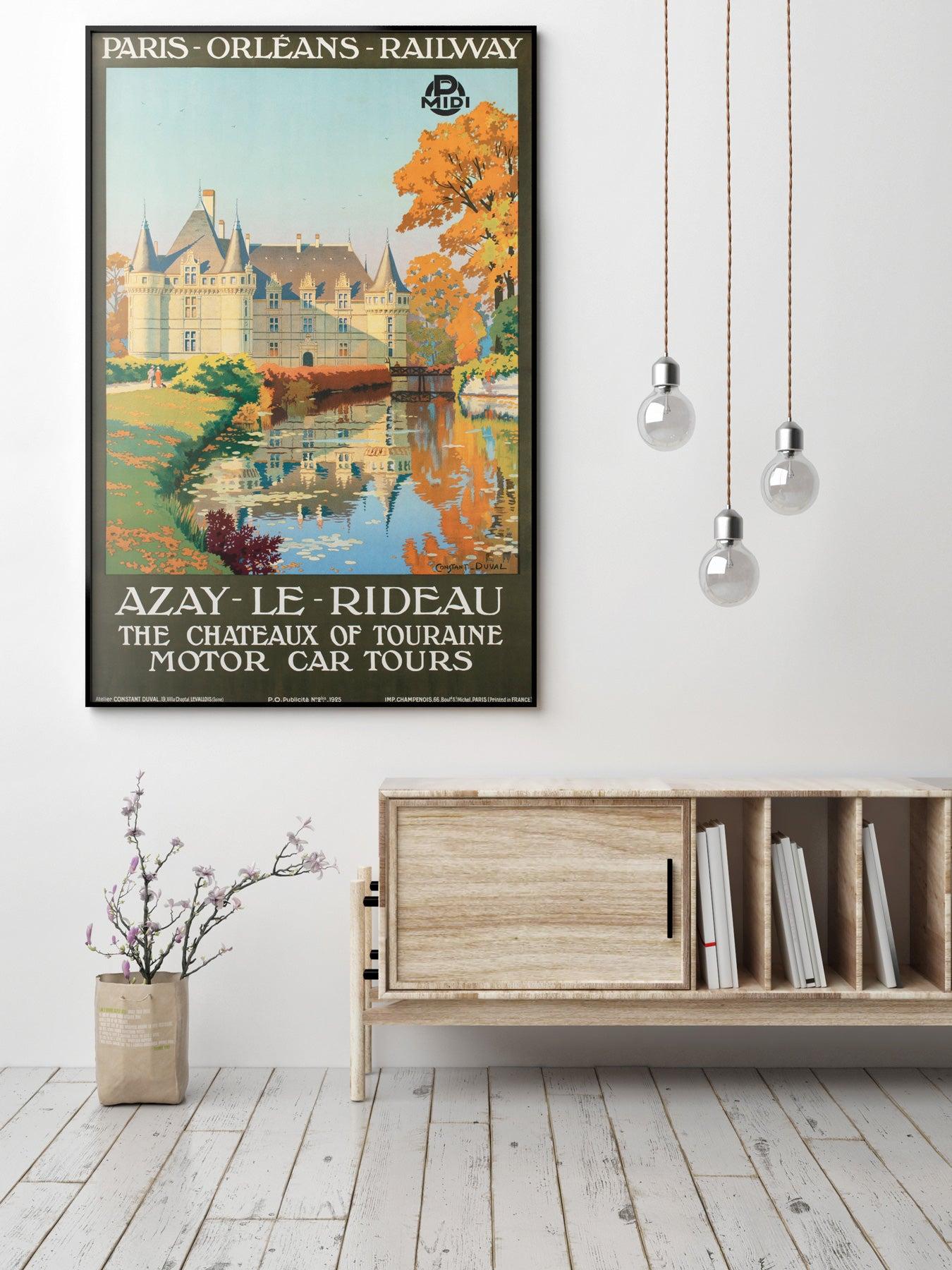 Cette affiche annonce un voyage au château d'Azay le Rideau, situé dans la région de la vallée de la Loire en France. Elle a été créée par le peintre et affichiste français Constant Duval, surtout connu pour ses affiches ferroviaires vibrantes de