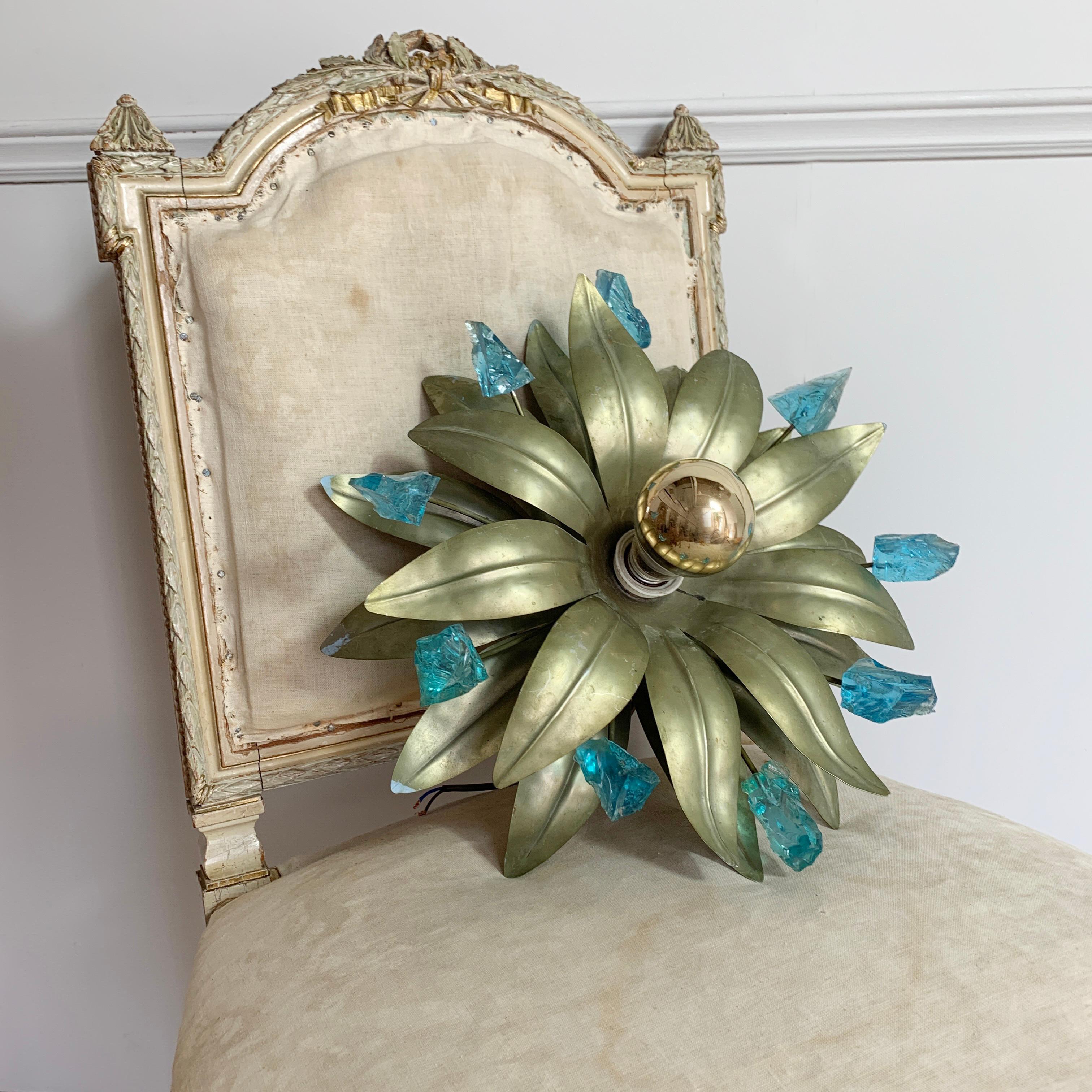Wandleuchte „Chateau De Brie“ Aqua Aura Quarz-Blumen-Wandleuchte im Angebot 4