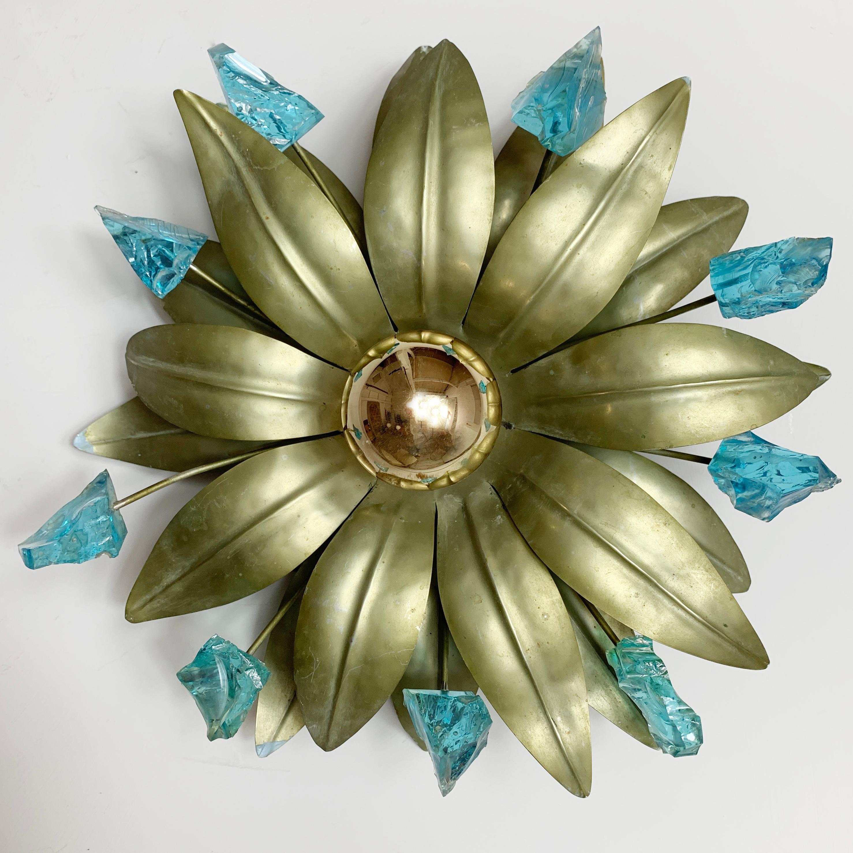 Wunderschöne handgefertigte Wandleuchte aus Metall und Aqua-Aura-Quarzblüten. 

Auf der Rückseite der Leuchte befindet sich die Aufschrift 