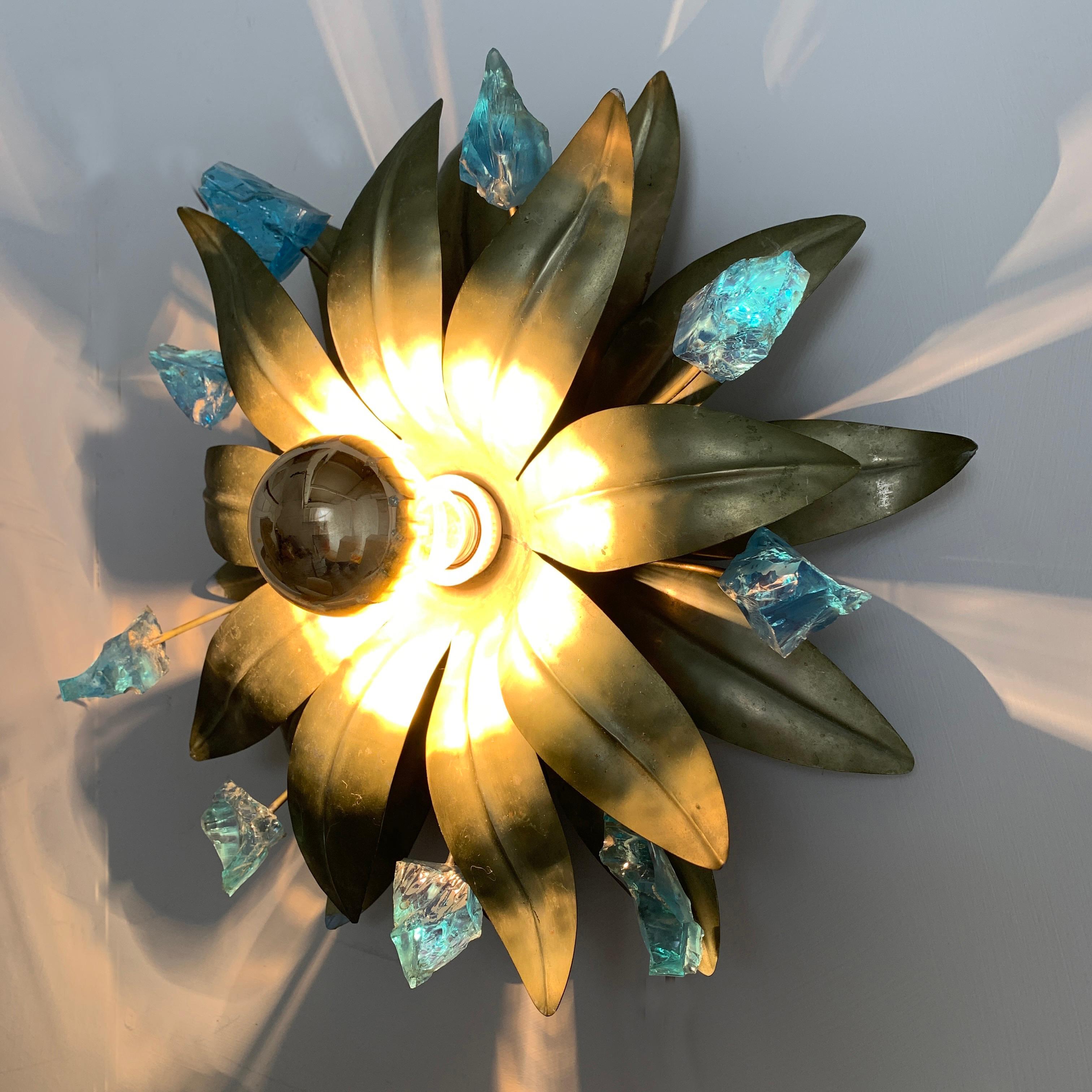 Wandleuchte „Chateau De Brie“ Aqua Aura Quarz-Blumen-Wandleuchte (Moderne der Mitte des Jahrhunderts) im Angebot