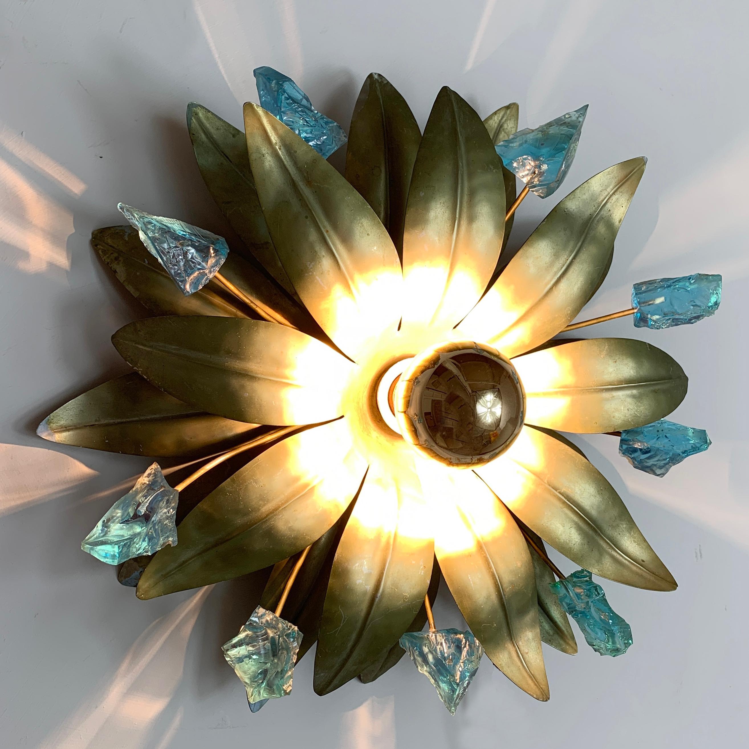 Wandleuchte „Chateau De Brie“ Aqua Aura Quarz-Blumen-Wandleuchte (Französisch) im Angebot