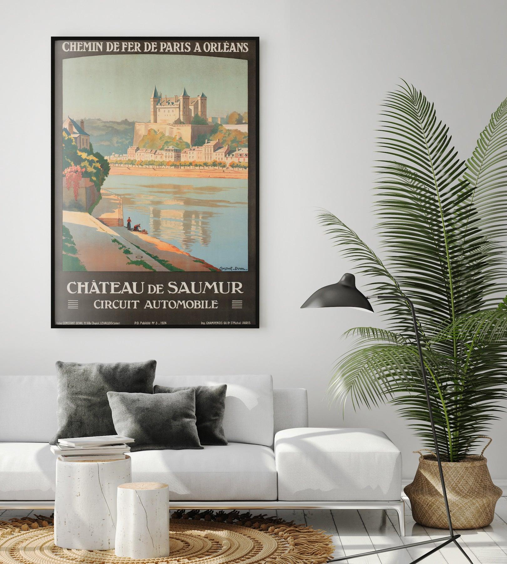 Dieses Plakat wirbt für eine Reise zum Chateau de Saumur im Loire-Tal in Frankreich. Es stammt von dem französischen Maler und Plakatkünstler Constant Duval, der vor allem für seine lebhaften Eisenbahnplakate im Art-déco-Stil bekannt ist. Constant