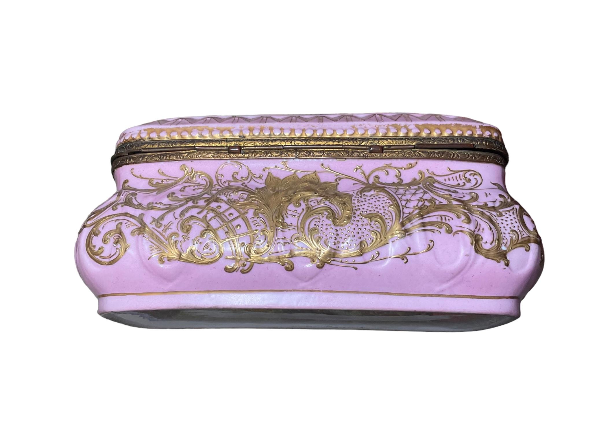 Chateau De Tuileries Porcelain Rectangular Casket In Good Condition For Sale In Guaynabo, PR