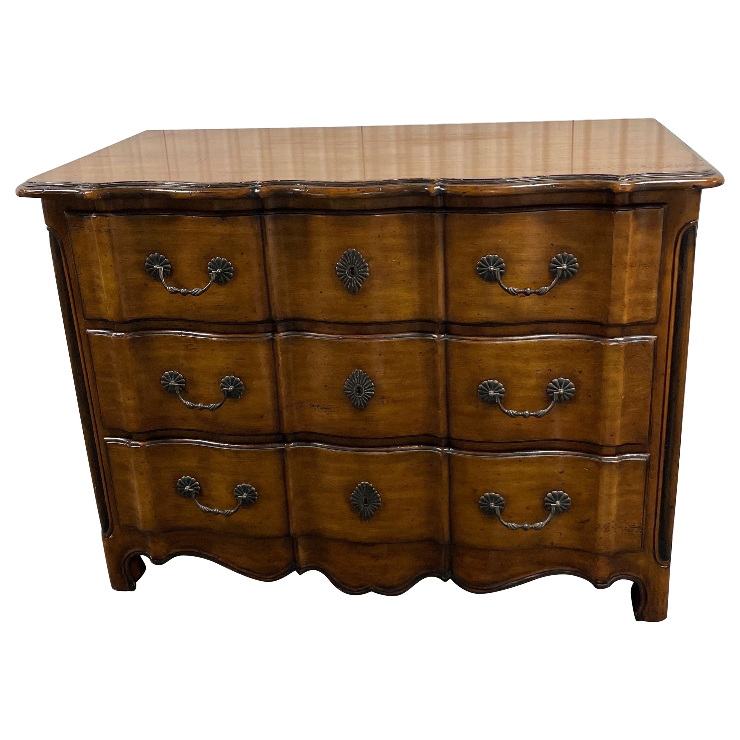 Commode française de style château par Theodore Alexander