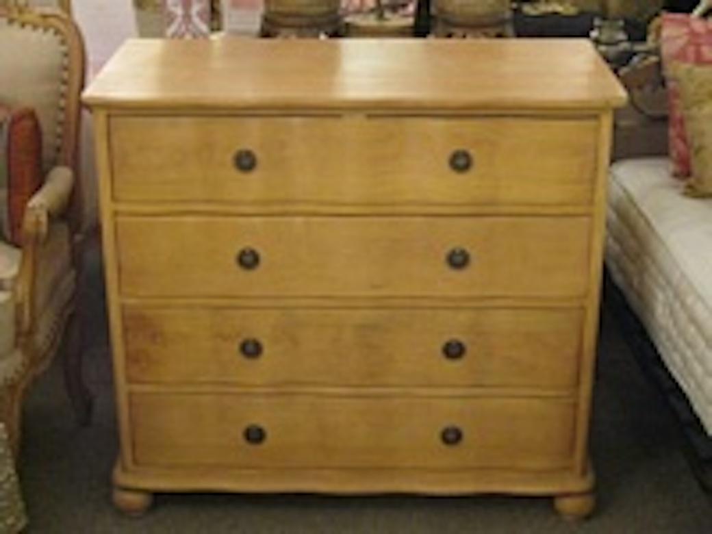 A fine Chateau warm oak chest of drawers, 20th century.

The Chateau is a classical chest of drawers featuring a series of four curvy deep drawers great for storage.
Made by skilled craftsmen and solidly constructed out of kiln dried solid