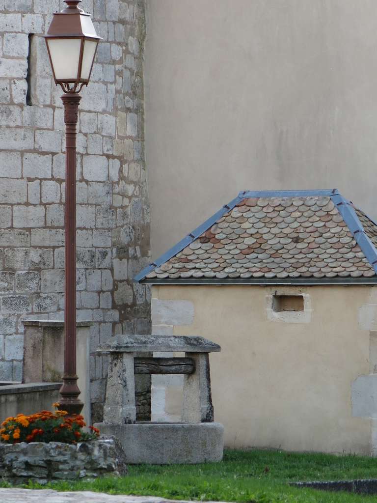 Rare chateau wishing-well in limestone from the 1800s from France in great condition.
Original and authentic. 