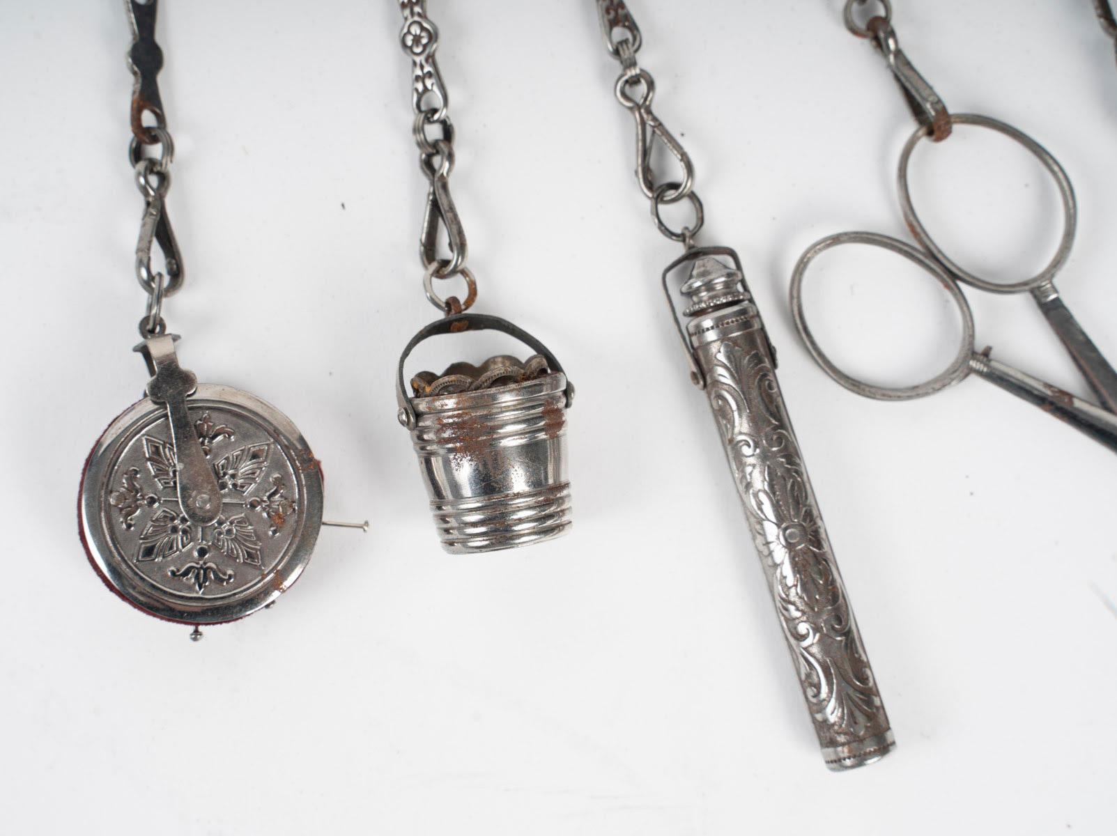 Chatelaine from the Early 20th Century. In Good Condition For Sale In Saint-Ouen, FR