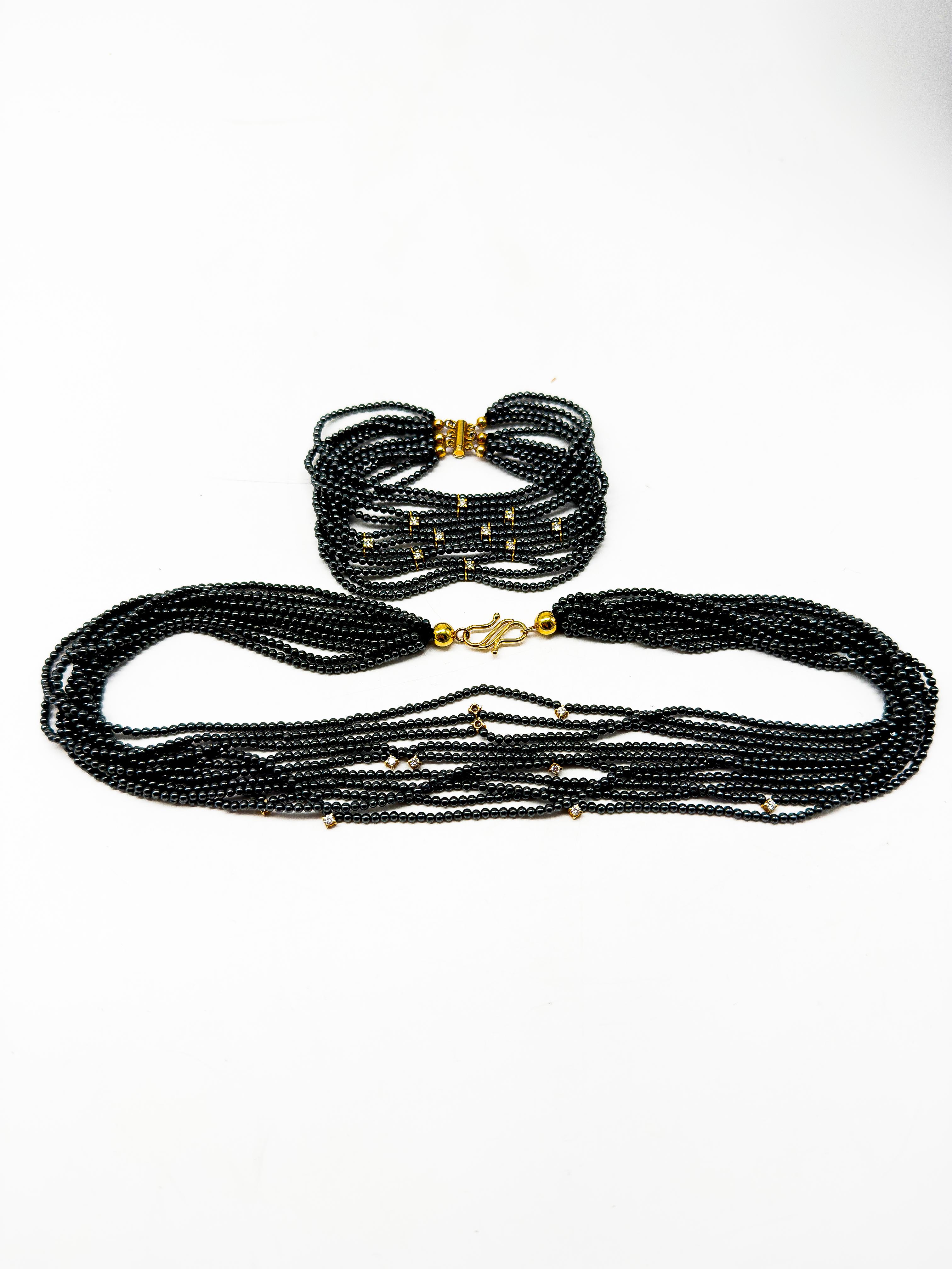 This jewelry set consisting of a necklace and bracelet combines luxurious materials with timeless elegance. Crafted from 18-karat yellow gold and refined with gently shimmering Tahitian pearls, this set is a true highlight for any jewelry lover. The