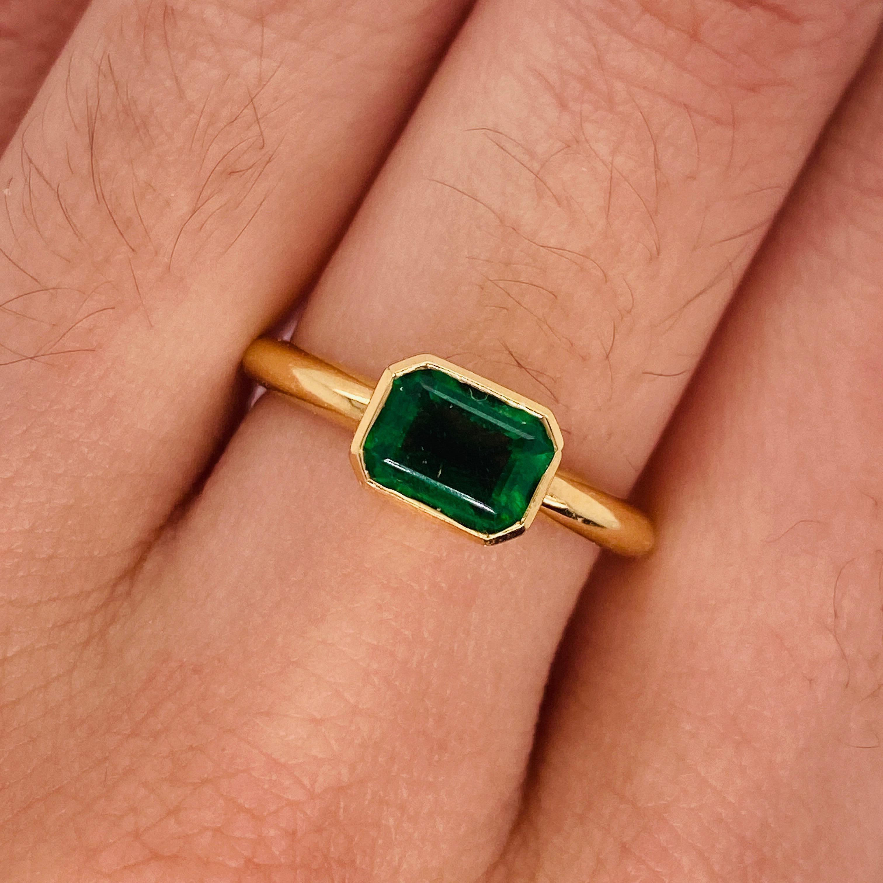For Sale:  Chatham Emerald Solitaire Bezel Ring Lab-Grown 1.15 Carats in 18K Yellow Gold LV 2