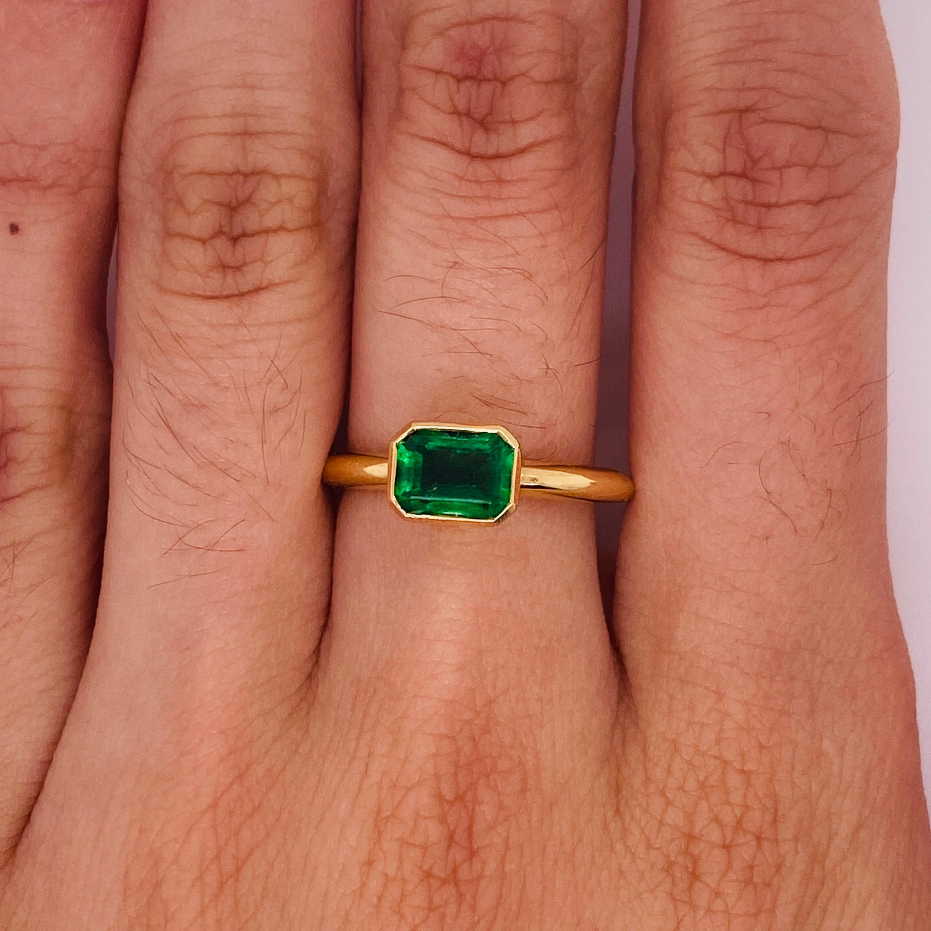 For Sale:  Chatham Emerald Solitaire Bezel Ring Lab-Grown 1.15 Carats in 18K Yellow Gold LV 4