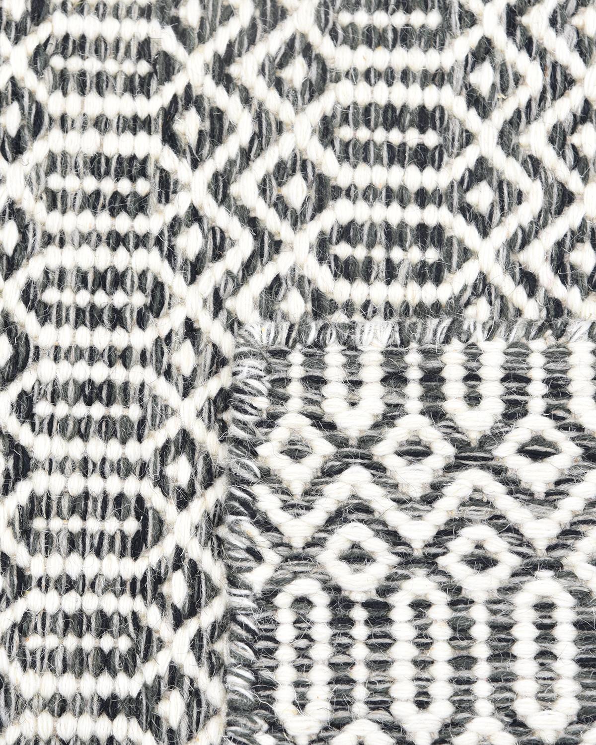 Handgewebter Flachgewebe-Teppich aus Pergament, Übergangsstil (Indisch) im Angebot