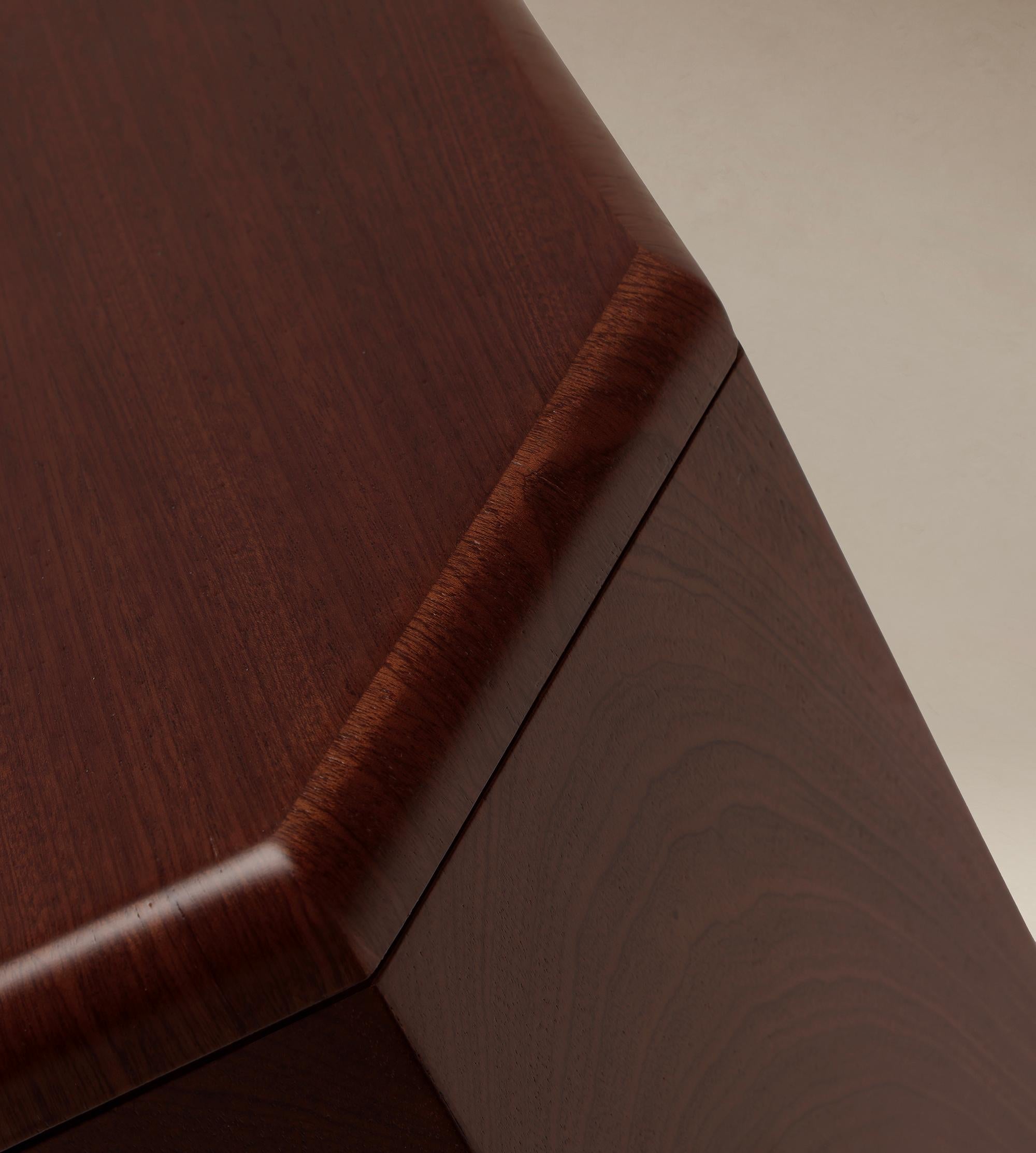Postmoderne Table d'appoint Chatior par Aède Studios en vente