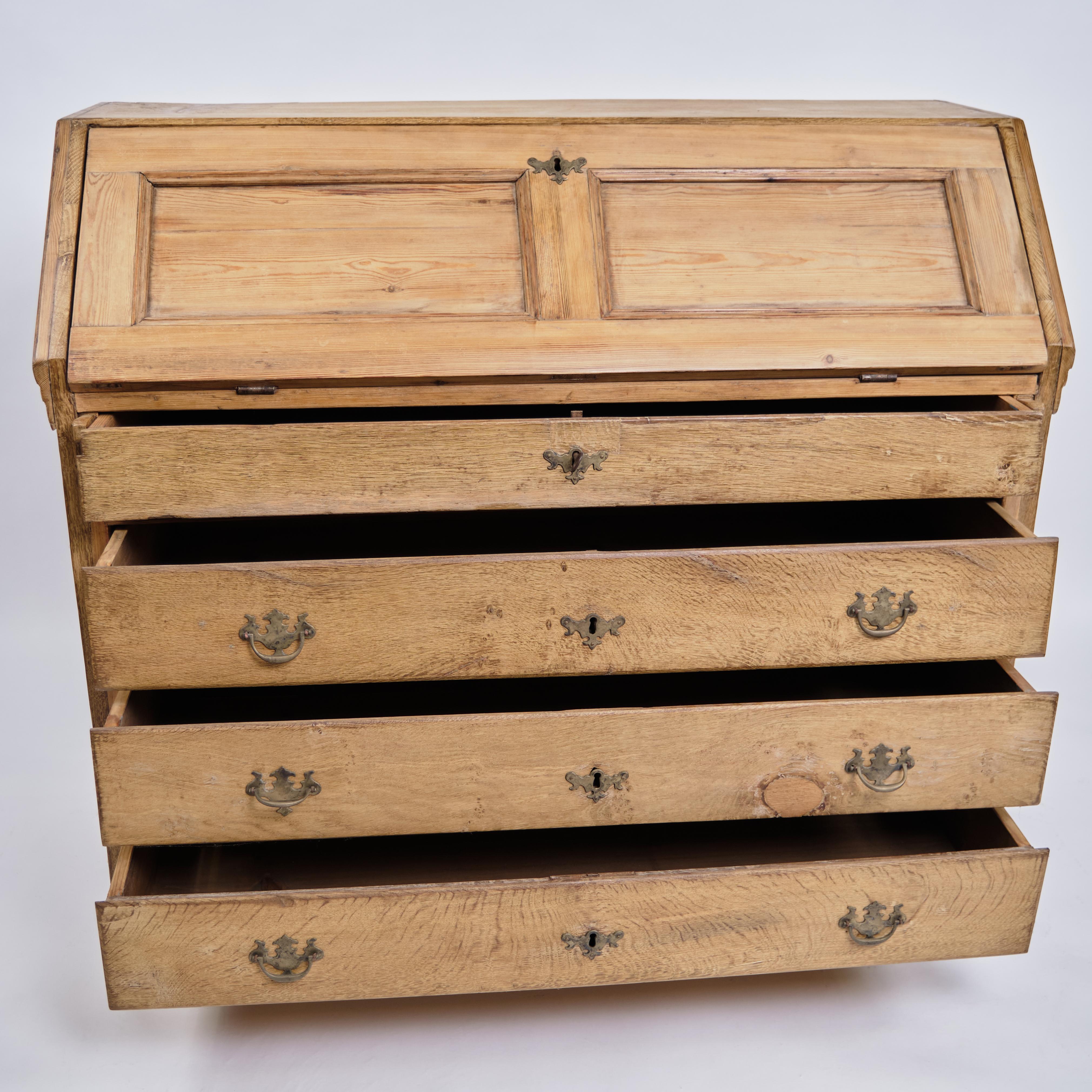 Antique Louis Seize style chatol, circa 1780. Made of pine with 3 drawers. H: 113.5 cm, W: 126 cm, D: 55/60 cm. Classic joinery.

— Origin: Europe (presumably Denmark)
— Period: Circa 1780
— Style: Louis Seize
— Material: Pine
— Dimensions: H: 113.5