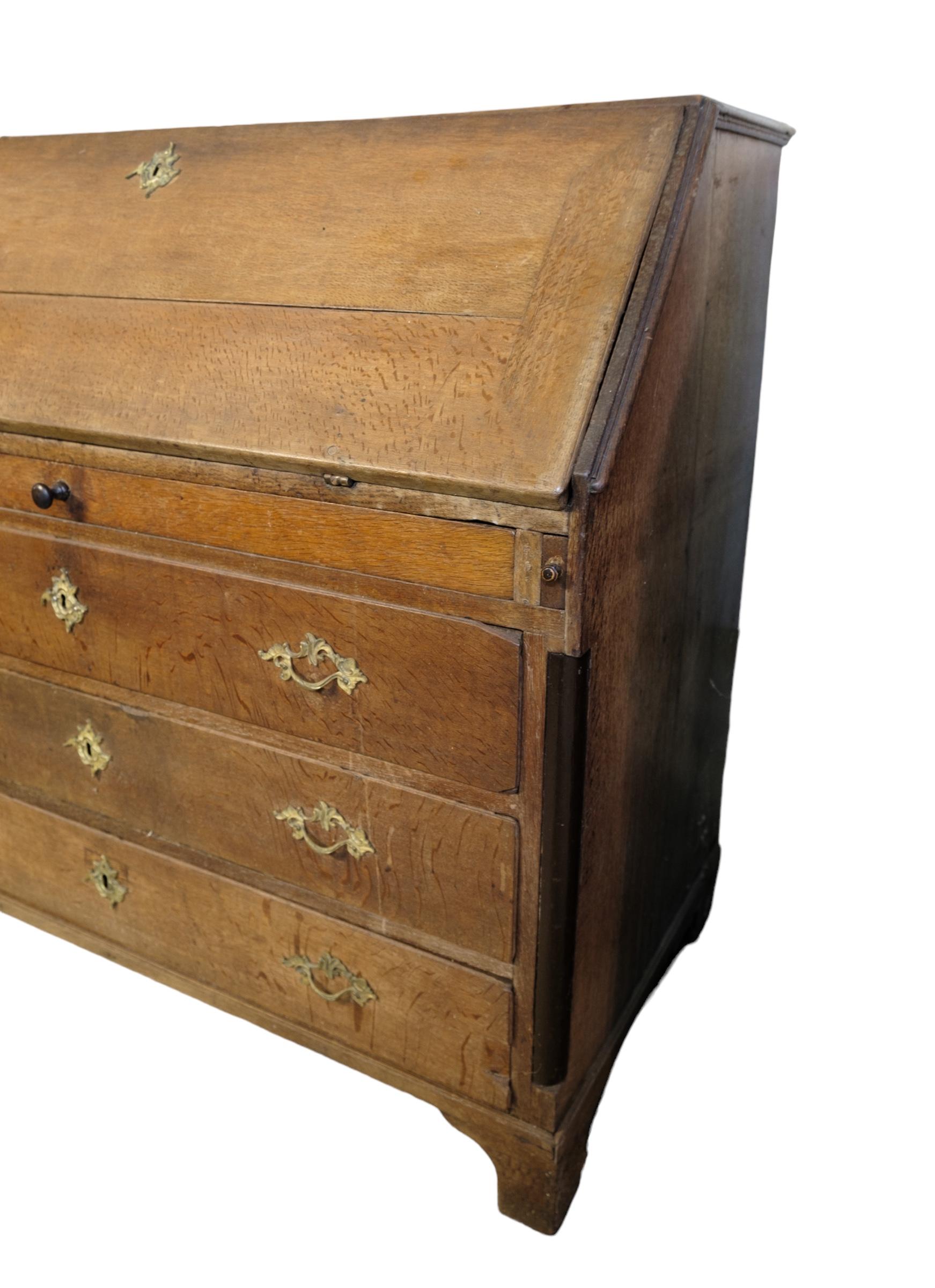 Chatol aus Eiche und Messinggriffen, aus England um 1840. Die Möbel sind in einem schönen antiken Zustand.
Maße in cm: H:109 B:120 T:60
+ Bedingung