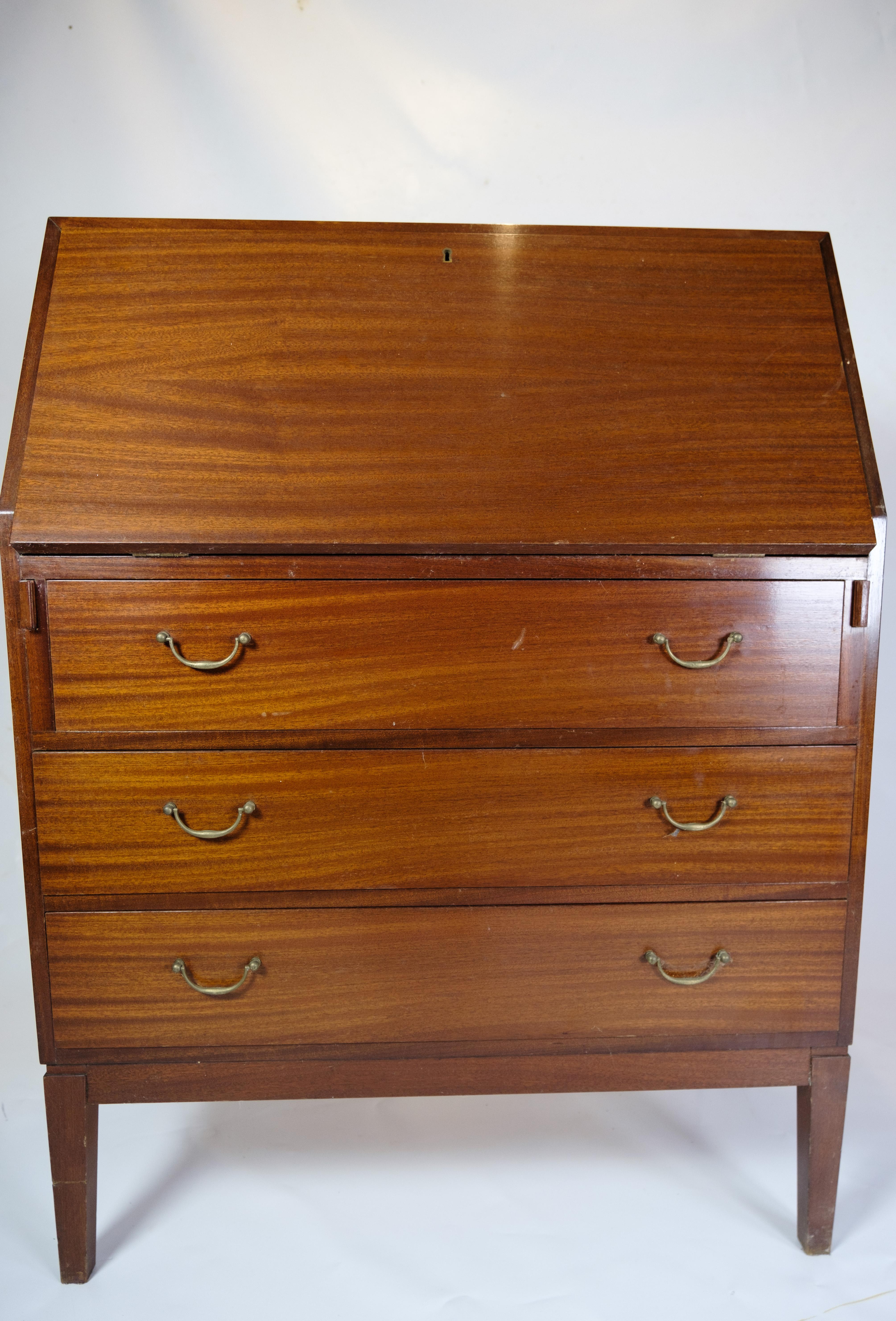 This chatol with three drawers is furniture craftsmanship from the 1920s. Crafted in light mahogany and adorned with brass handles and fittings, it exudes both elegance and functionality.

With its internal shelves and spacious drawers, this chatol