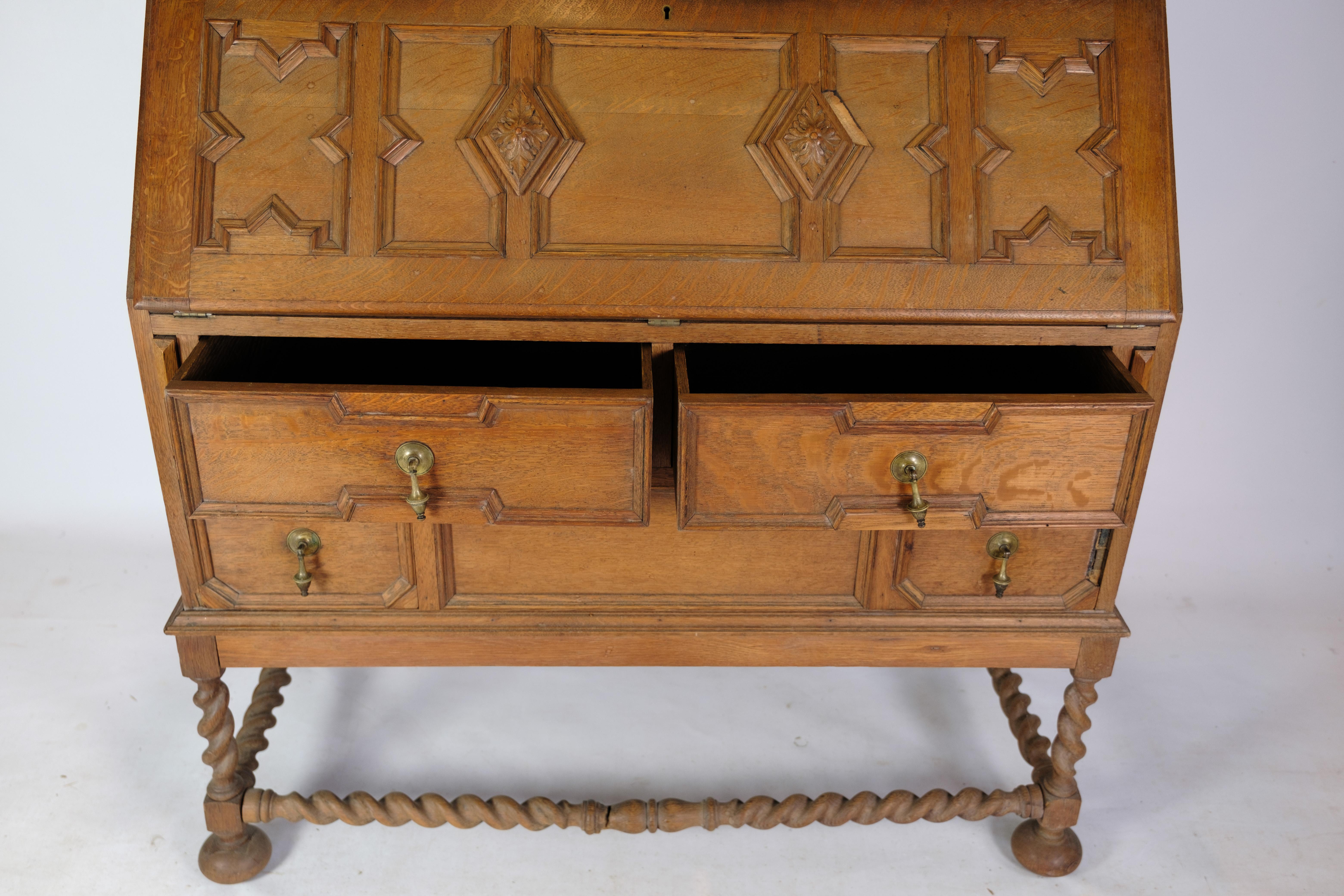 Chatol with Upper cabinet in Oak with Wood Carvings from England, 1890 In Good Condition For Sale In Lejre, DK
