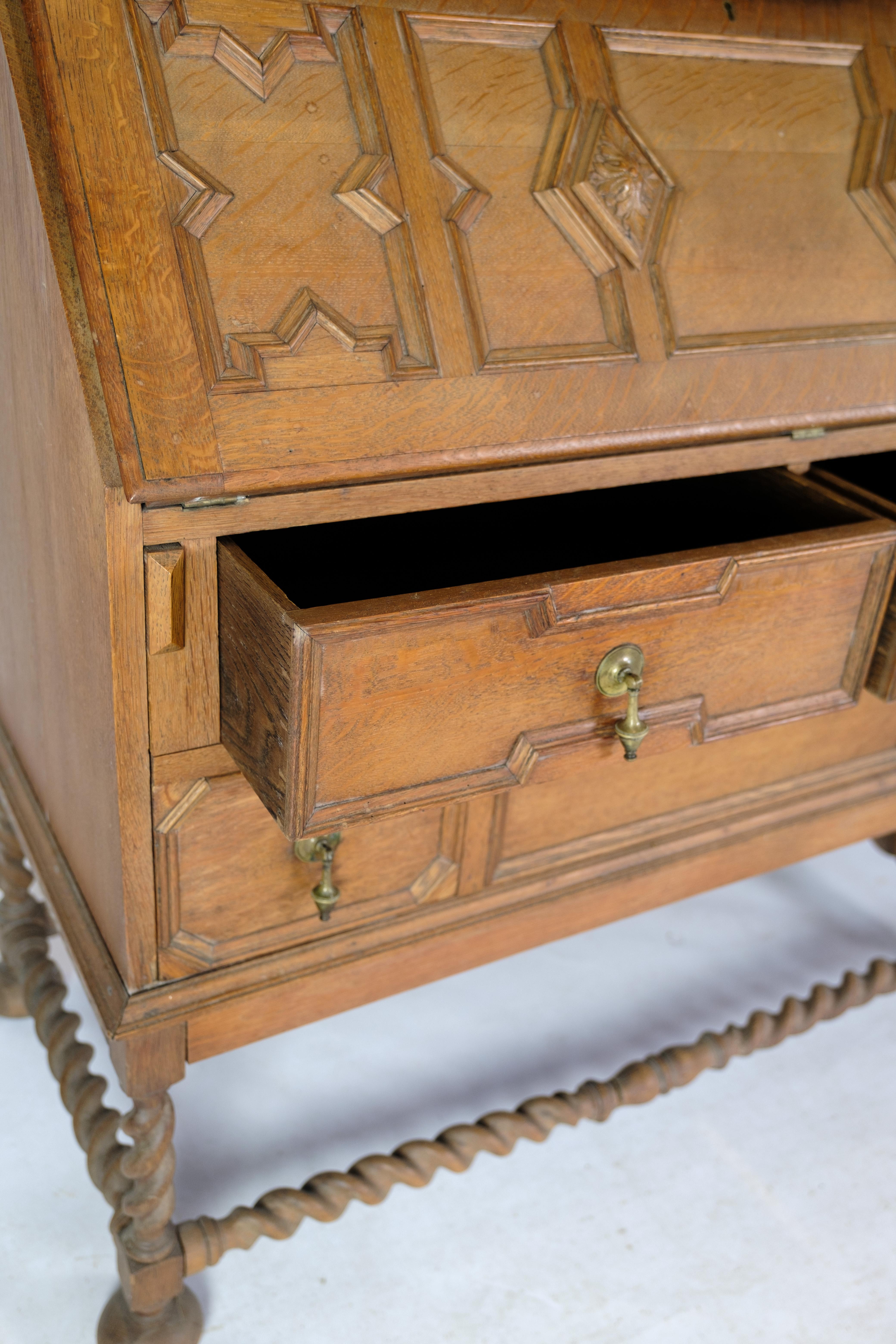 Late 19th Century Chatol with Upper cabinet in Oak with Wood Carvings from England, 1890 For Sale