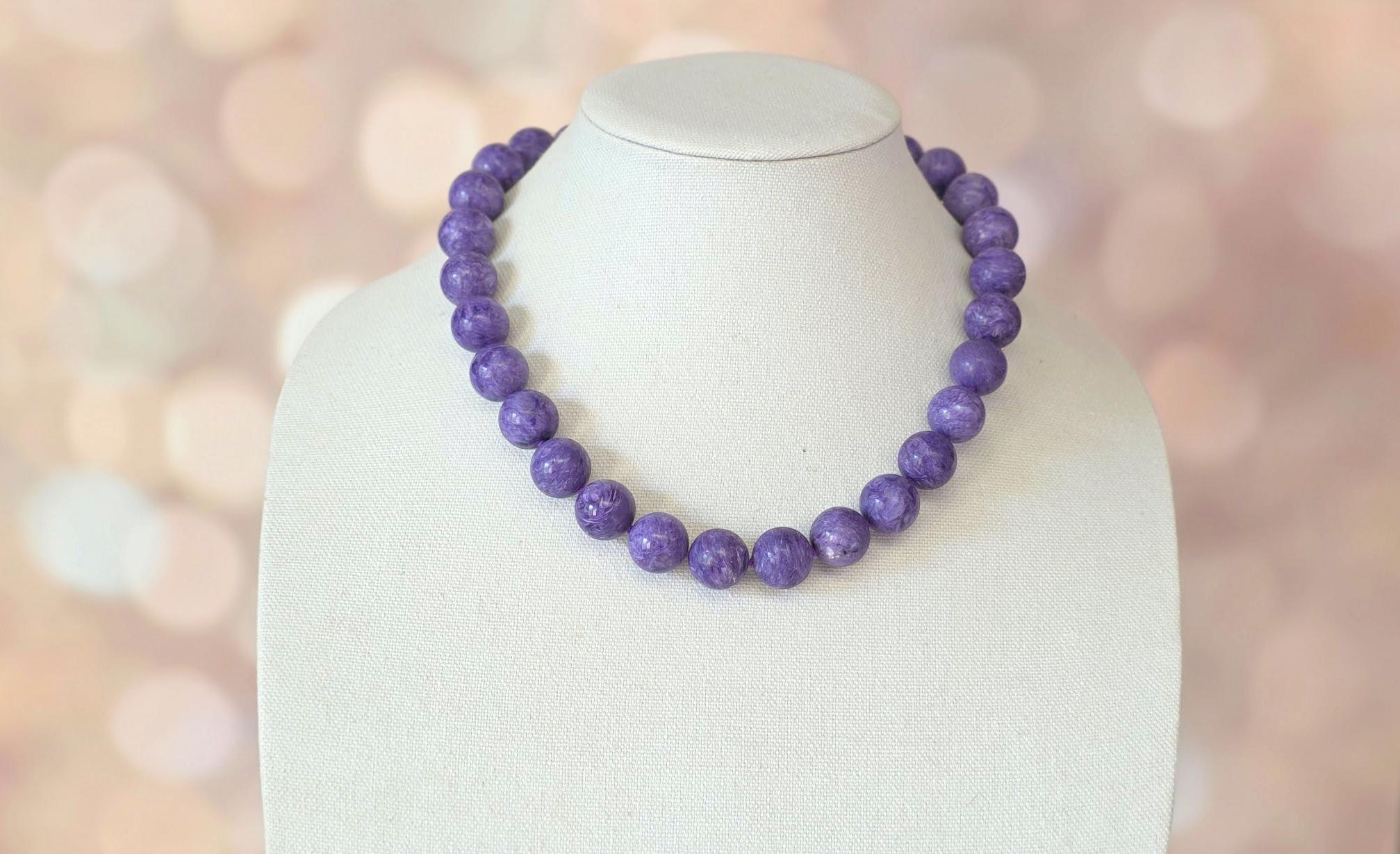 Lunghezza della collana: 20 pollici (50,8 cm).
Dimensioni delle perle: perle rotonde e lisce da 16,5 mm della massima qualità.
Peso totale: 178 grammi (6,3 oz).

Questa collana presenta perline dal colore unico e profondo, con una lucentezza