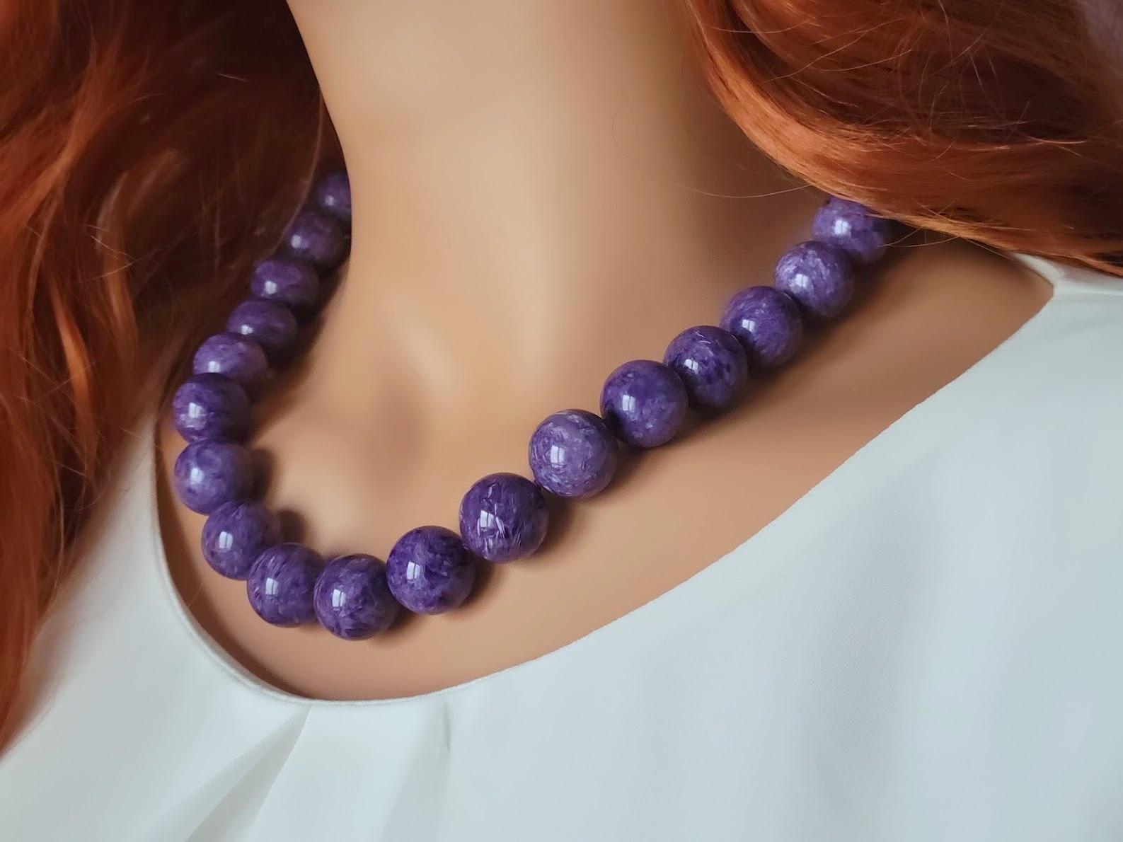 Perlina Collana di Charoite Chatoyant con chiusura in Charoite d'Argento in vendita