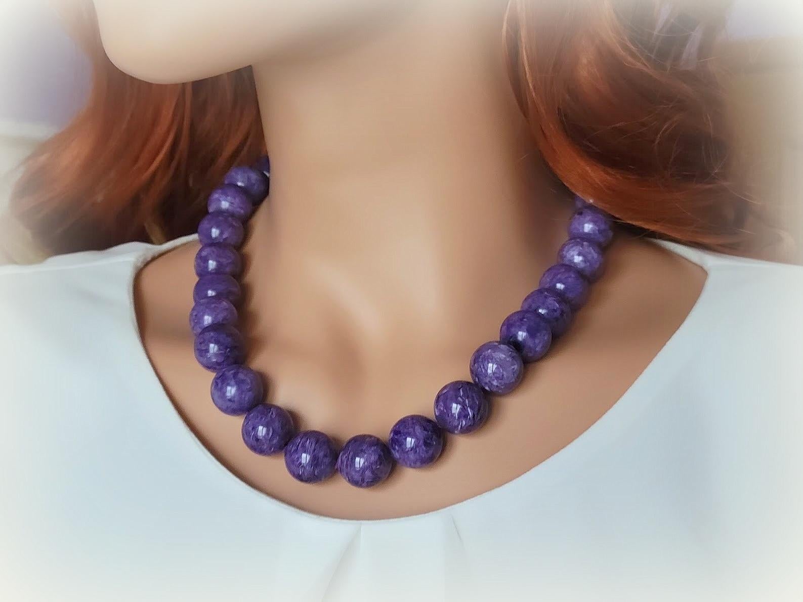 Collana di Charoite Chatoyant con chiusura in Charoite d'Argento In condizioni ottime in vendita a Chesterland, OH