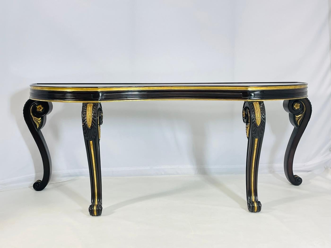 Grande table console ou table de canapé conçue et fabriquée à Los Angeles en Californie par Dessin Fournir.

La table est faite d'une combinaison de bois d'acajou et de dorures avec des accents sculptés.

La pièce a de belles lignes et elle se marie